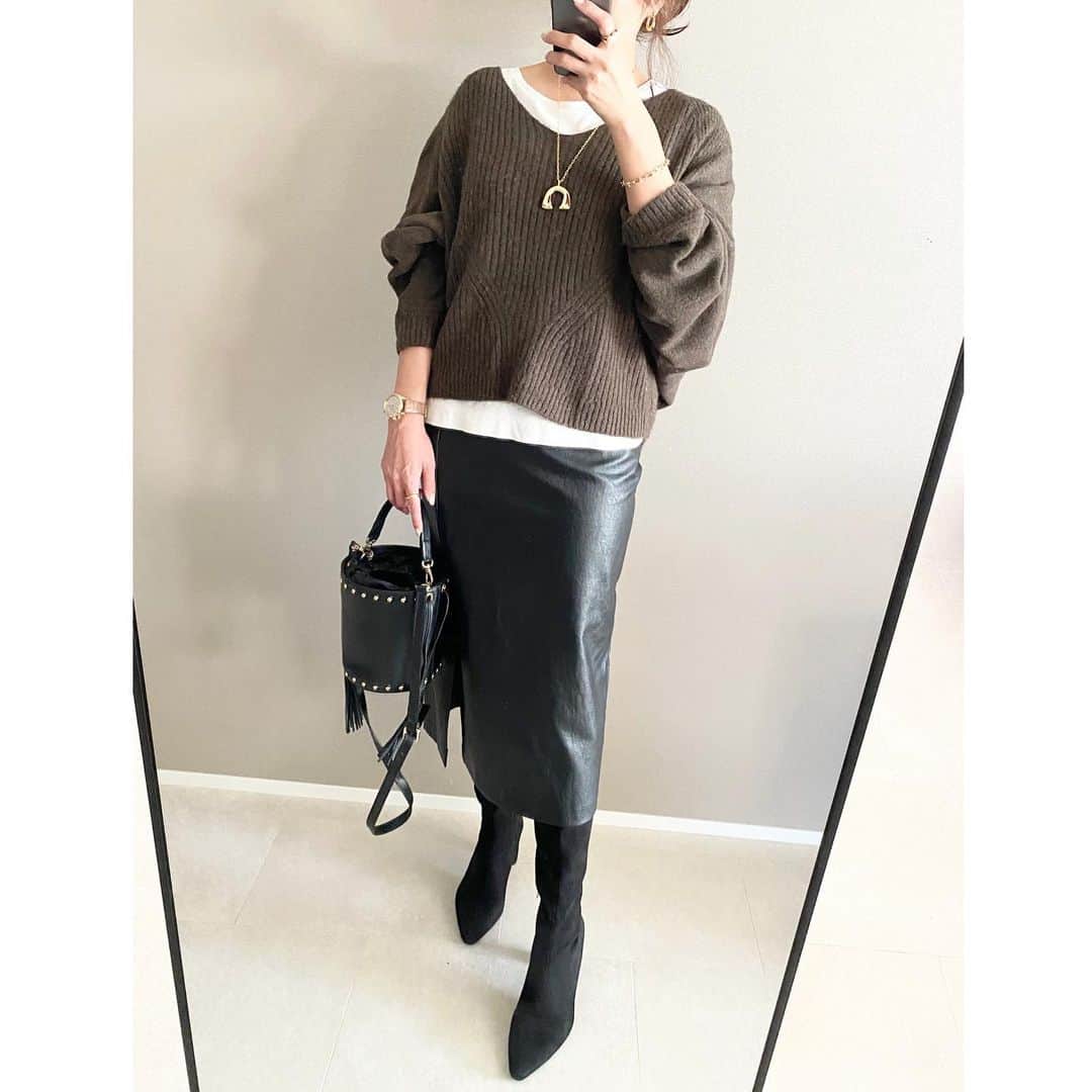 のインスタグラム：「2021.01.11 みなさまどんな3連休お過ごしでしたか？ 私はもちろんSTAY HOMEで…🏠 ・ ・ でも中学生の娘が外に出っ放しで怖いから… 自宅でも彼女とはきっちりと ソーシャルディスタンスを保つことにしました笑 ・ ・ coordinate…♡ UP忘れていた大好きタイトスカートコーデです♩ ・ ・ どのコーデもZARAのブーツ履いてるね笑 今季の足元はこればかり🙃 ・ ・ スカートはどれも @poshalma_official で 私がセレクトさせていただいたもの✨ ・ ・ フェイクレザー素材のもの2カラーと ウールライク素材のもの2カラー どちらも雰囲気が違っておすすめです！ ・ ・ @poshalma_official  本日23:59まで￥1000円OFFクーポン配布あるので 急いでチェックしてみてくださーい🙏✨ ・ ・ #fashion#instafashion#cordinate#ootd#code#ファッション#コーデ#コーディネート#今日のコーデ#きれいめコーデ#きれいめファッション#大人コーデ#ママコーデ#40代コーデ#40代ファッション#アラフォーコーデ#アラフォーファッション#シンプルコーデ#冬コーデ#タイトスカートコーデ」