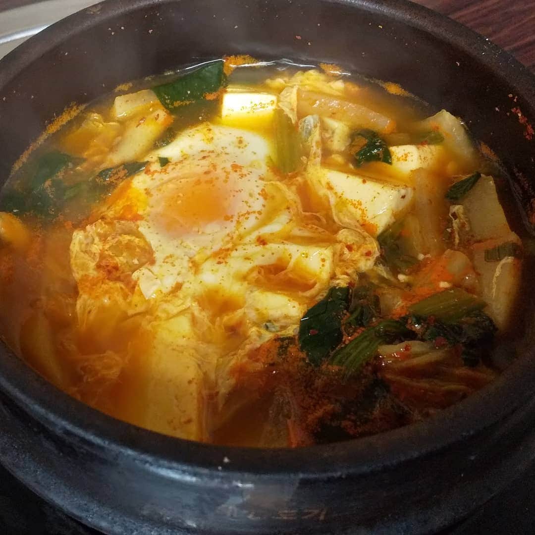 川久保秀一さんのインスタグラム写真 - (川久保秀一Instagram)「今年初韓国飯。 今日のメインターゲットは「カルビうどん」。ドラマ「知ってるワイフ」でチソン君がうどんを食べていたが、韓国でもうどんはスタンダード飯らしい。 今年もどれも美味い。 帰ってまた韓国ドラマ見よう😁  #ホルモン焼き  #牛レバー #豆腐チゲ  #カルビうどん」1月11日 19時40分 - hidekazu_kawakubo