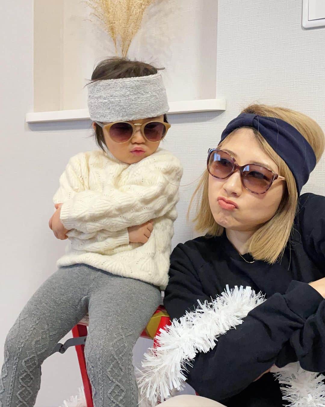 吉田ちかのインスタグラム：「Like our new look?  lol ﻿ Art direction by Pudding🍮﻿ ﻿ Out of nowhere today, Pudding tells me we’re going to wear these headbands (which I use when I wash my face lol) and take some photos lol She sits on the red step ladder and then tells me to sit on the floor next to her. She wraps a white Xmas garland around me and we start the shoot lol ﻿ ﻿ 親子でイメチェン🤣﻿ アートディレクション by プリン🍮笑﻿ ﻿ 突然ヘッドバンドを手に取って、これを着けて写真を撮るよと言い出したプリンw プリンは赤い踏み台に座るから、マミーは床に座ってと。白いクリスマスガーランドを巻かれて、撮影開始w そして、私の影響で2才で完全にBSBファンになってる🤣﻿ ﻿ 最後までスワイプ➡︎キャプションの英語部分を読み上げてみました！読み上げ嬉しい！と思ったらいいねを👍﻿ ﻿ Hope this made you chuckle! ﻿  #英会話 #英語 #日常英語 #インスタ英語 #子供のいる暮らし」