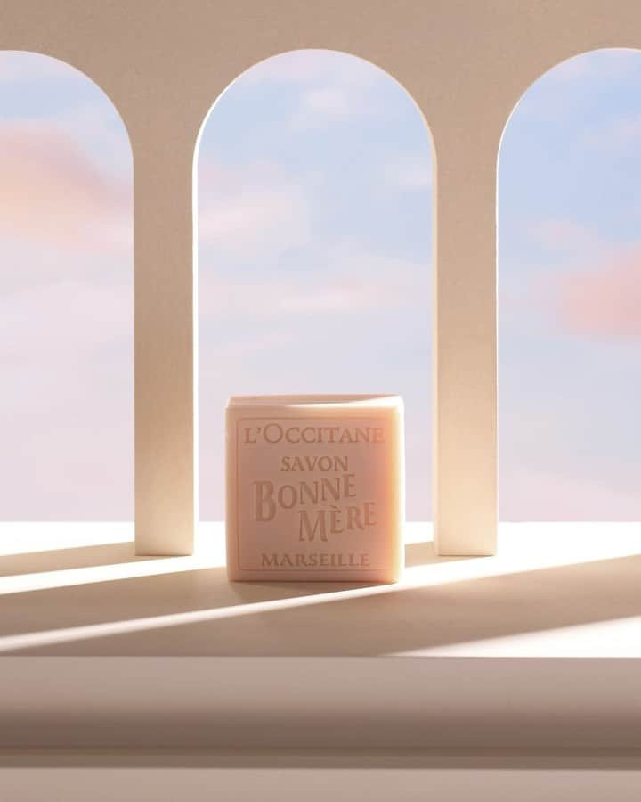 ロクシタンのインスタグラム：「Immerse yourself in the Provencal art de vivre – the art of living – with these crafted soaps. 🧼 Our Bonne Mère soaps are traditional by design, allowing the user to immerse themselves in memories with each use. ✨  #ArtofSoap #Soap #Provence #LOccitane」