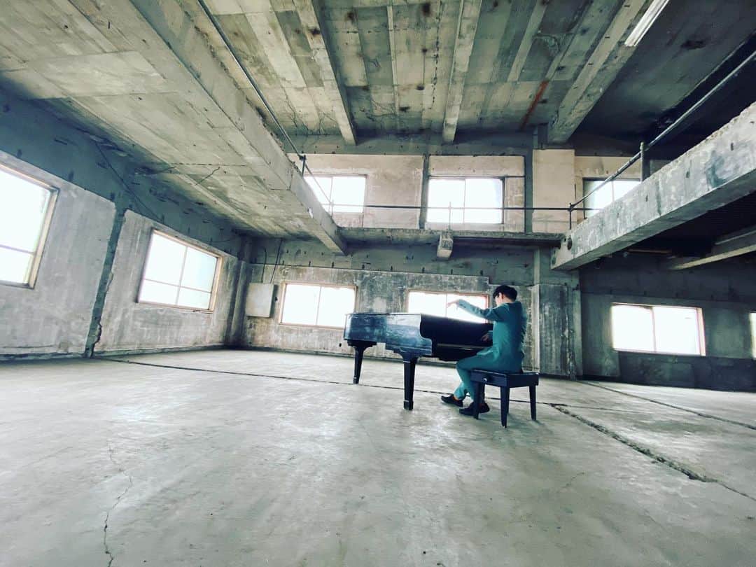 内田聡一郎さんのインスタグラム写真 - (内田聡一郎Instagram)「今年はいろんなことに挑戦します。 ピアノは弾けません。  #渚カヲル　感 #エヴァンゲリオン」1月11日 19時41分 - soucuts