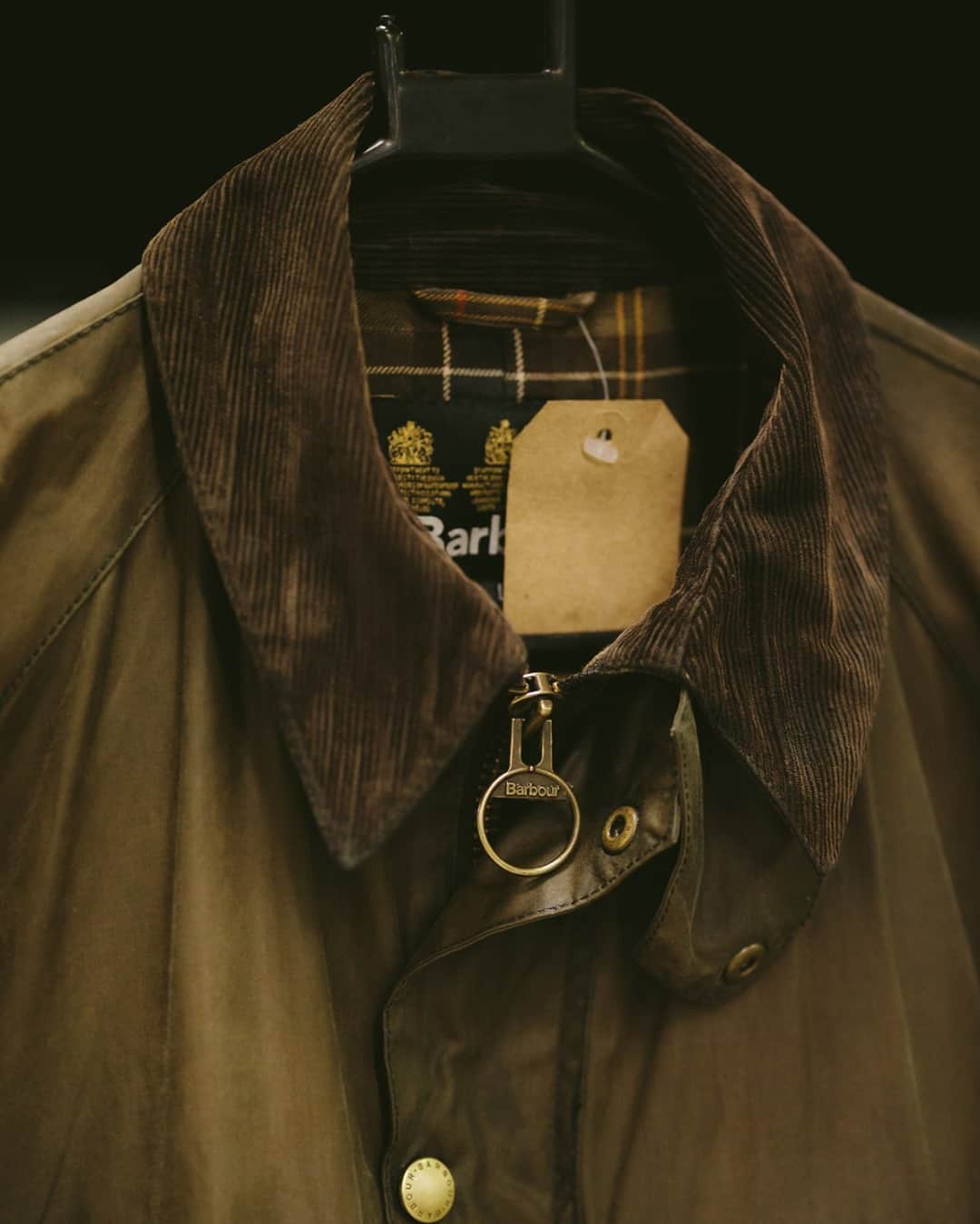 Barbour Japanのインスタグラム：「バブアーのワックスドジャケットはメンテナンスさえすればいつまでも撥水性を保ち、経年変化を楽しめる一生もののアイテムです。  オンラインストアでは、ワックスジャケットのケア方法ついて詳しくご説明しております。#BarbourWayOfLife」