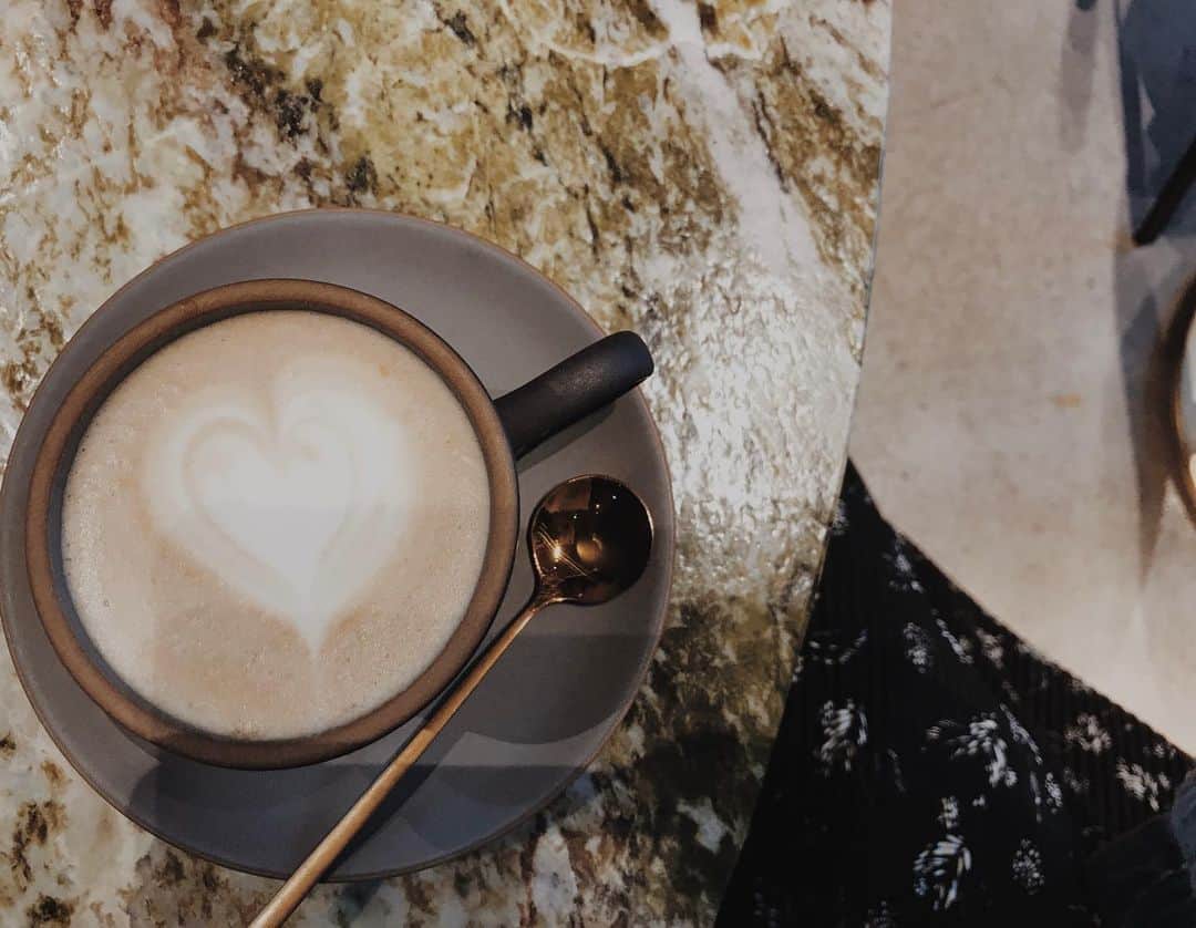 のインスタグラム：「. ☝️☝🏻☝🏼☝🏽☝🏾☝🏿made in Canada🇨🇦🤍☕️ . #tb#throwback #tbt」