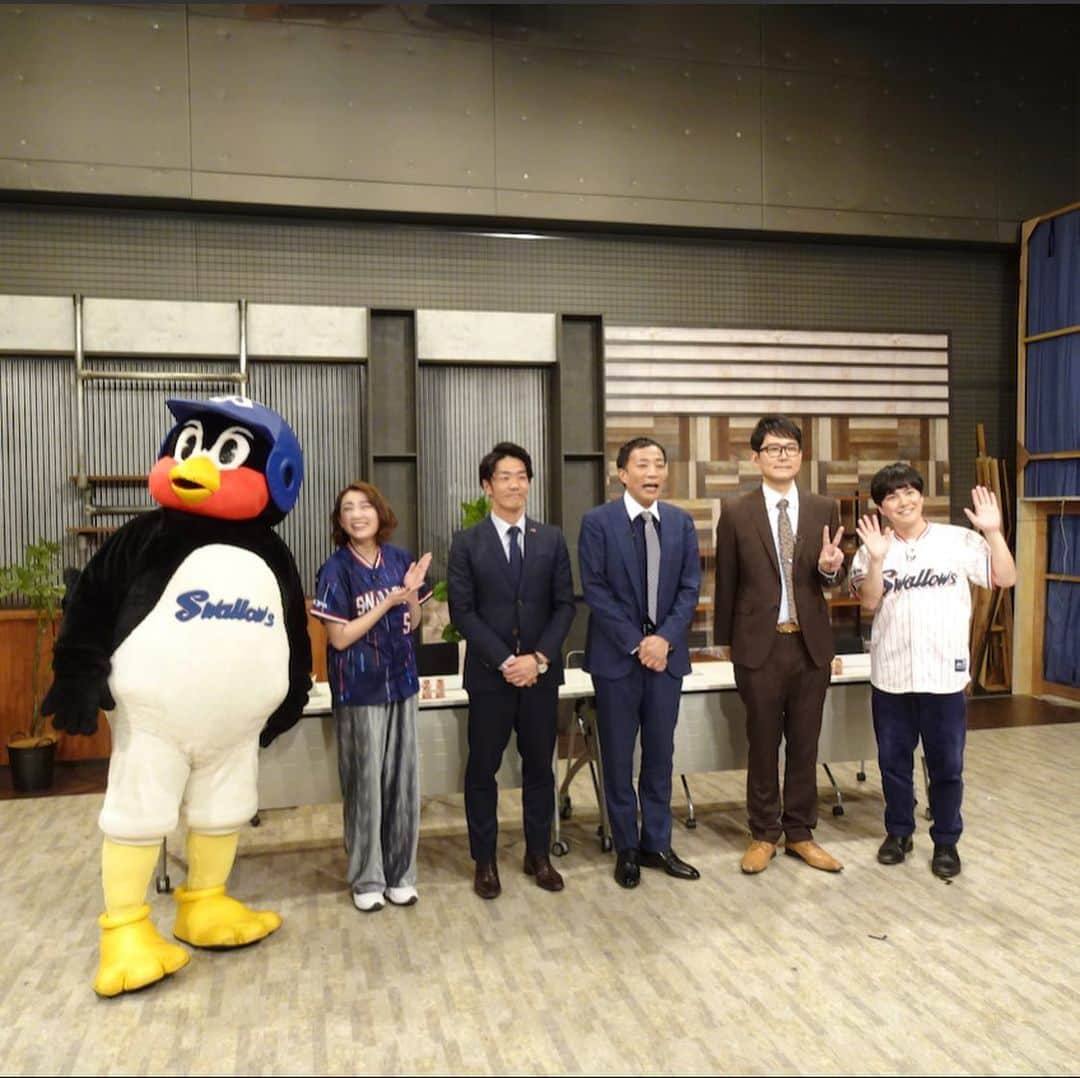 溜口佑太朗のインスタグラム：「今日は22時からフジテレビONEで超・つば九郎タイムスです。 スペシャルゲストに球団広報の三輪さんです。 僕より少し背が高い元スーパープロ野球です！ #swallows」