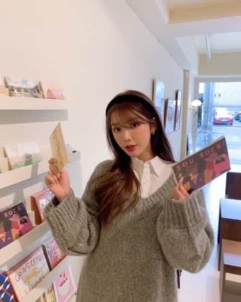 Chuuのインスタグラム：「업로드 되자마자 인기만점❣️  루즈한 핏으로 여리여리한 핏을 연출하며 도톰한 두께감으로 따땃하게 입기 좋은 니트에요🙌🏽 롱셔츠와 레이어드 코디 하면 귀엽고 한층 발랄한 이미지💕모델 착용한 그레이, 아이보리 컬러 모두 인기 많아요~  #chuu#츄#겨울니트#니트코디추천#데일리룩#데이트룩」