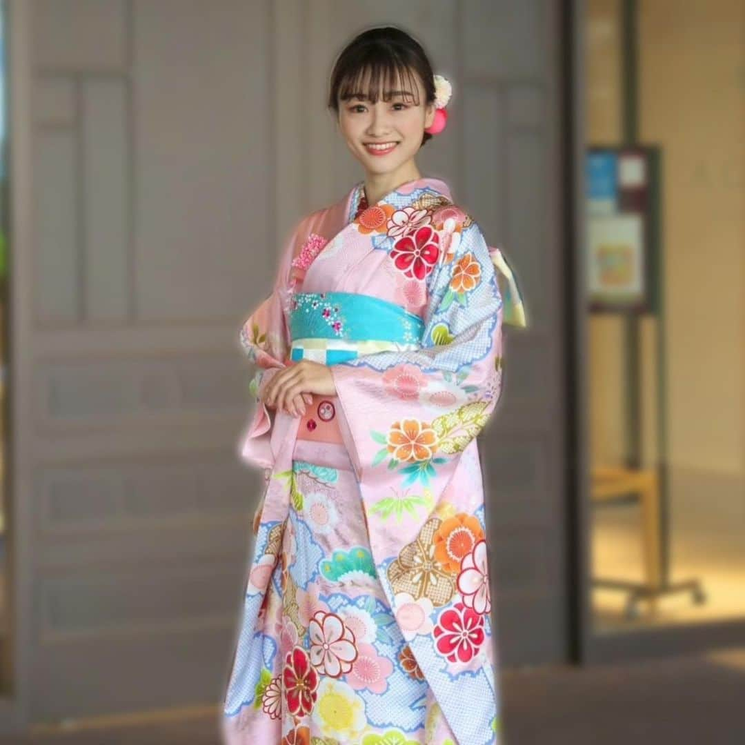 大石乃愛のインスタグラム：「成人の日🎈  成人式が延期になったので 11月の前撮りの写真載せます☺️ この頃は忙しくても充実してたなぁ♪  大人数で集まることが難しいご時世ですが、またみんな笑顔で集まれますように・・・😌🌸  #成人式 #成人式ヘア #振袖  #振袖レンタル  #ikko さん  #和装前撮り #成人式髪飾り #アイシングクッキー #花 #flowers #花のある暮らし #ふんわりのあスマイル」