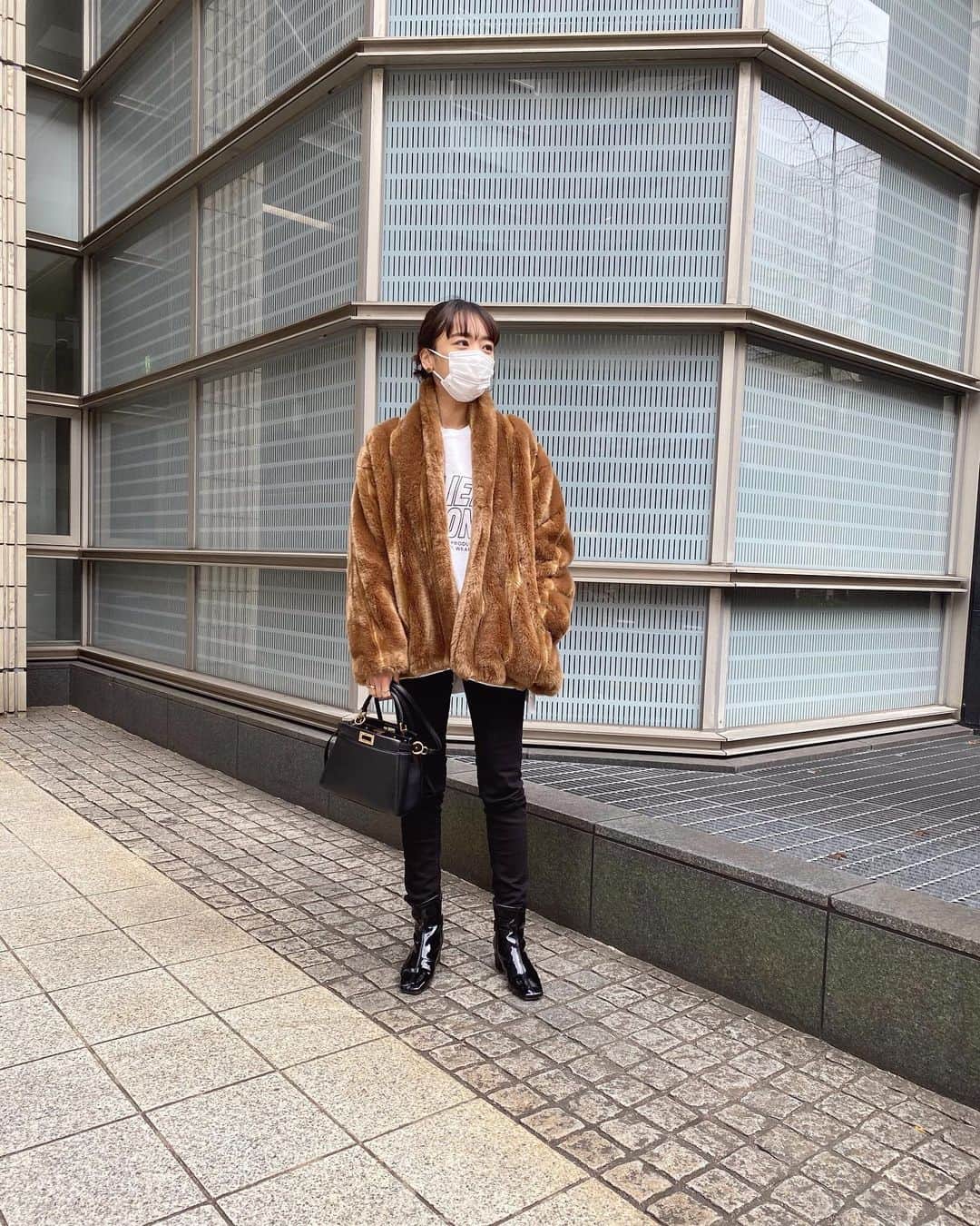 近藤千尋のインスタグラム：「お仕事帰りにパシャリ📷✨ もうこのエコファーコート ３年目とかだなー😍❗️  ピアスは大好きな仲間からのお誕生日プレゼント🎁でいただきました🥲🤍  打ち合わせなどは全部リモートで…💻  はあ、芋けんぴが止まらない…🍠」