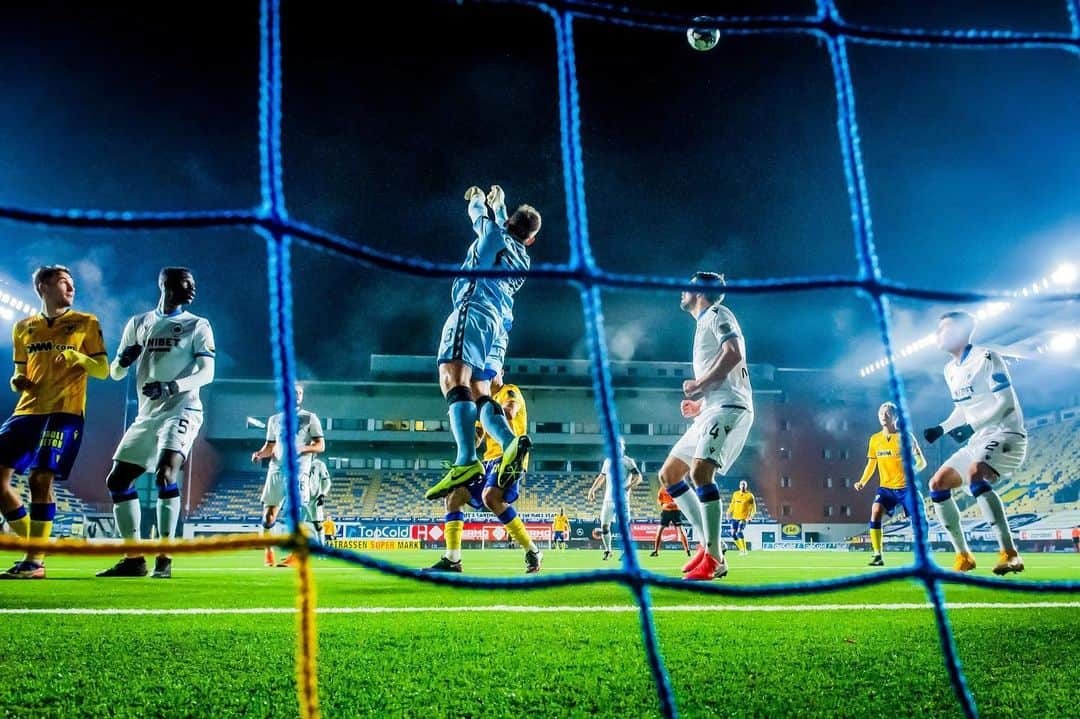 シモン・ミニョレさんのインスタグラム写真 - (シモン・ミニョレInstagram)「Always a special game! Job done ✅💪🏻💙🖤 #YNWA #NoSweatNoGlory #WeAreBruges #BluvnGoan」1月11日 19時47分 - 22mignolet22