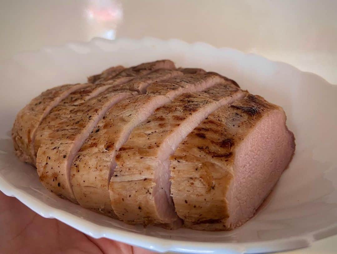 島津咲苗さんのインスタグラム写真 - (島津咲苗Instagram)「パンを焼きました！！  というのは嘘で ローストポークです🤤 (どうしてもフランスパンに見えてしまって...)  大きな塊肉だったので加熱を長めにしたら ちょっと焼きすぎました！笑 . . . #フランスパン #ローストポーク #どちらに見えました？ #メーテレ #アナウンサー #島津咲苗 #しまべん」1月11日 19時48分 - sanae_shimazu