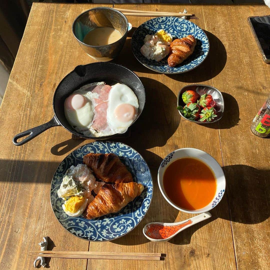 金巻ともこさんのインスタグラム写真 - (金巻ともこInstagram)「朝ごはんふたりぶん。匂わせ感ありますがここまでしっかりしてると匂わせもクソもなく、ふたりぶんです。相変わらずの生活をしております。サラダはおみやげにもらったやつ。スープはにしきやのやつ。 #おうちごはん金巻」1月11日 19時49分 - tomotomoco