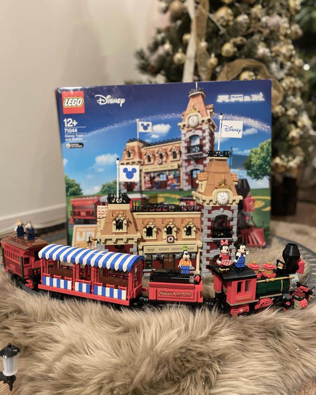 tiahy__さんのインスタグラム写真 - (tiahy__Instagram)「Ginger bread 🍪🏰. . . . お正月も3連休もずっとstay homeで、LEGOを組み立ててたくさん遊びました. . . SantaさんにもらったLEGOやTrainを使って、 . 小さなDisneylandができ上がりました. . . . . 7枚目はTokyodisneylandのWestern River Railroad. 8枚目はCalifornia DisneylandのDisneyland Railroad.一度は諦めたTrainをSantaさんがプレゼントしてくれました. . LEGOのDisney trainはスマホを使って動かせます🚂. . . Disney Trainに乗っていると、Park全体のキラキラした様子や、パレードの様子や、一緒に乗っている人々の笑顔が見えて、 本当に夢の中に入り込んだような鉄道で、大好きです. . .  . . #gingerbread_taia#disneytrainandstation#disneyholidaytrainset#lego」1月11日 19時51分 - tiahy__disney