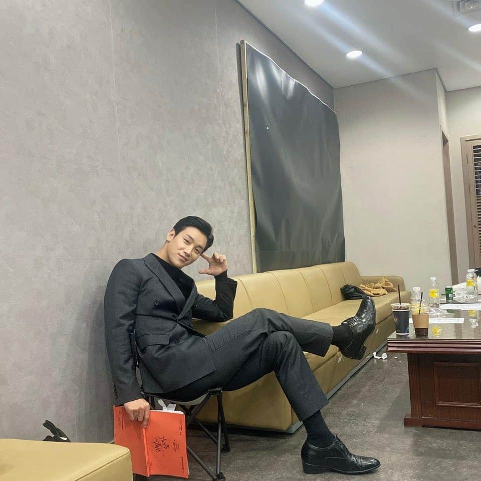 Lee Si-gangのインスタグラム：「멋있는 척을 해보았습니다...🤣  カッコいいふりをしてみました。🤣」