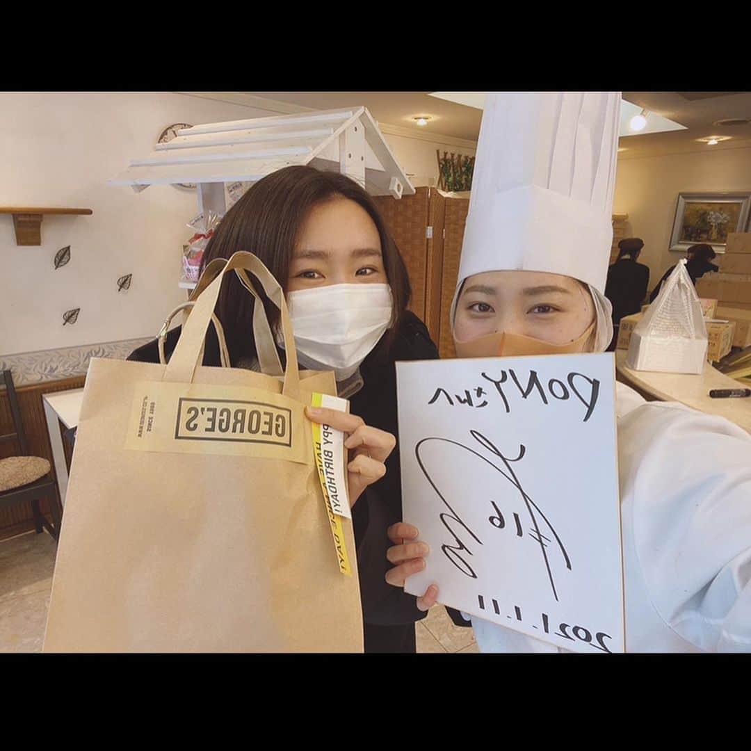 のインスタグラム：「. . 私の大親友❤️ . パティシエとして沢山の人を笑顔にしてるとってもすごい人。 私が大好きなモンブランを特別に作ってもらった🎂✨ 全く違う道ではあるけど、 夢を追うことに変わりはない私たち。 またそれぞれの道で頑張ろうね！！！ 帰省最後に会えて良かった🥺💛 . 誕生日プレゼントまでありがと🎁 ツッコミどころ満載だけど嬉しいよ😄 . #大親友 #パティシエ #ケーキ屋さん #PONY」