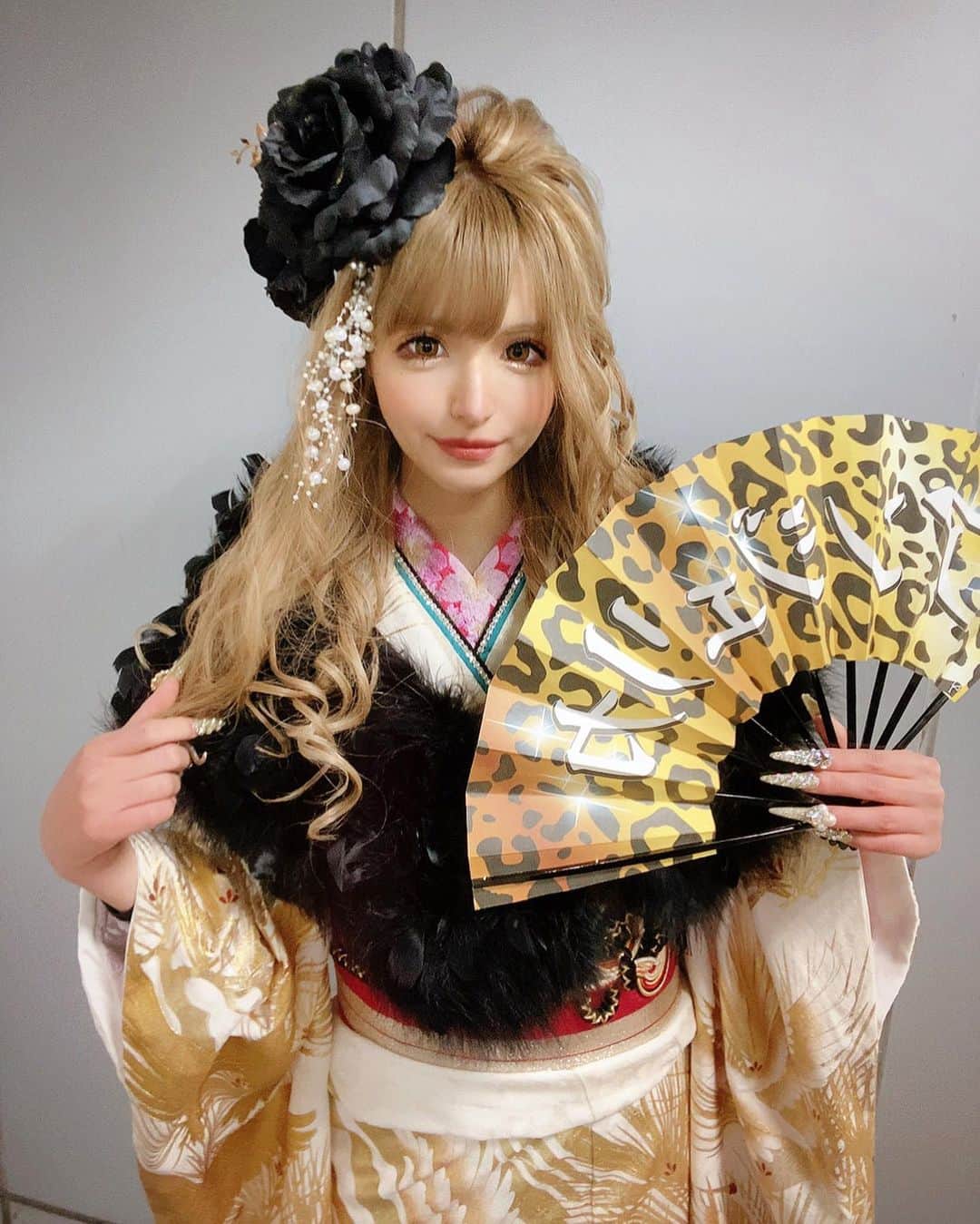 アンジェリカのインスタグラム：「㊗️🎉 . 新成人になりましたッ🤎 この振袖は1から全部自分で決めた自信作💖 だからめっちゃアンジェぽいでしょ？？？笑 . @biwasakura_official ♥でレンタルしたよ!!  ほかの新成人の方々もおめでとうございます❤」