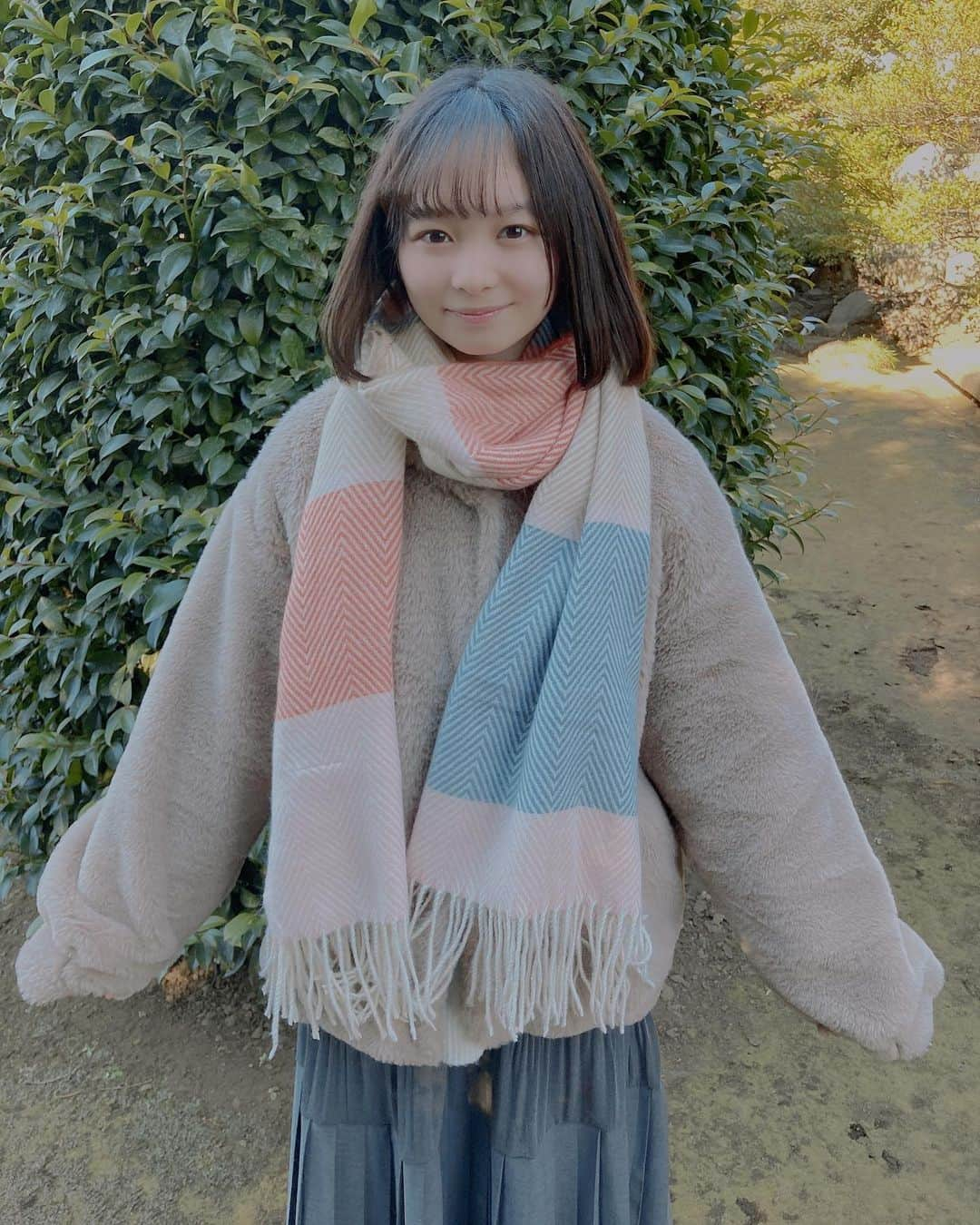 延命杏咲実さんのインスタグラム写真 - (延命杏咲実Instagram)「. 17kg（@17kg_official）の、フリンジ付きカラーマフラーです☺️ . 私はオレンジ×ピンクを選んだけど、他にも5色のバリエーションがあるよ！選ぶのも楽しい！！💘 . 両端で色が違っていたり、フリンジが付いていたり、、！🥰 . 嬉しいポイントもめいっぱいあるよ🙋‍♀️ . もこもこアウターとも相性バッチリ！防寒対策はこれでオッケー👌 . . #17kg #マフラー #カラフル #カラバリ豊富 #延命杏咲実 #延命ちゃん」1月11日 19時56分 - enmei_1115