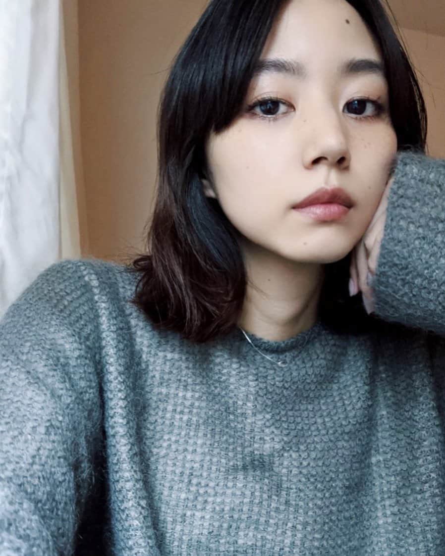 Shiho Sasakiのインスタグラム：「髪伸びたなぁ💈 この位だと切るか、伸ばすか究極に悩むね💭 3連休もあっという間に終わり🙏 成人された皆さんおめでとうございます㊗️🍷 #stayhome」