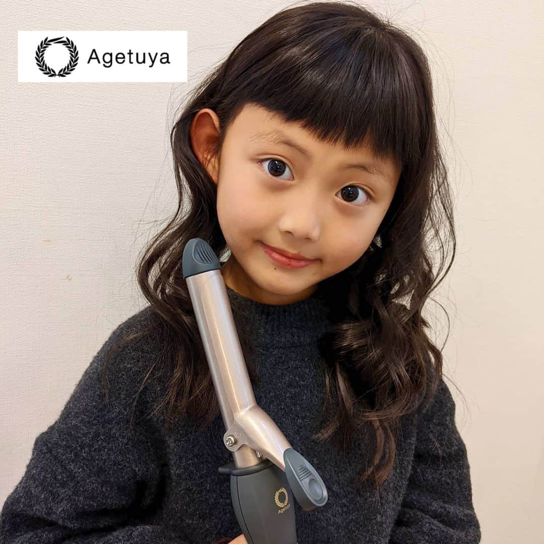 えりのインスタグラム：「👧✨ . . おませさんの1年生は イメチェンの喜びを覚えた←  学校がお休みの日に私が手を添えてあげながら @agetuya  のヘアアイロンを使って自分でクルクル✨に。 なぁちゃんものすごいストレートヘアだから ふわふわにしたらお姫様気分になれるみたい👸👑 . . . うちのヘアアイロンはアゲツヤばかりで これは新作のカールアイロン！ MAX220度でセラミックプレート搭載だから髪にも優しいし使い方もボタン1つで簡単😊 2980円というコスパの良さも魅力的◉ . #アゲツヤ #アゲツヤカール2 #カールアイロン #ヘアアイロン #PR」