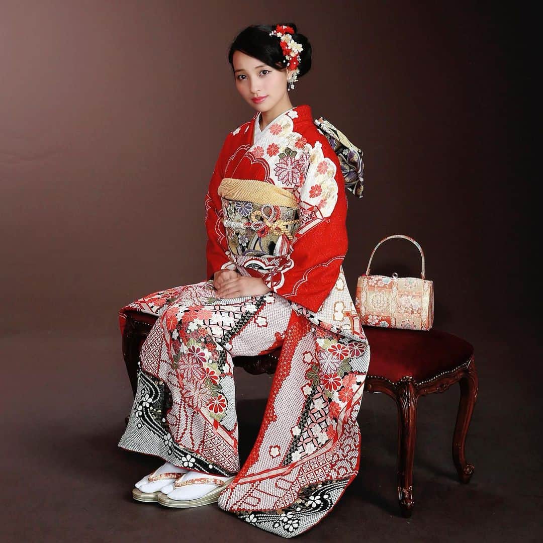 水崎綾女さんのインスタグラム写真 - (水崎綾女Instagram)「成人式というか、 お見合い写真みたい😂 一回結婚しちゃったし今年32歳だけど、また訪問着や留袖じゃなくて振袖も着たいなぁ。別にいいよね？ だめ🙅‍♀️？笑。着たい服を着たい時に着ればいいよね☺️💕 * * #成人式 #成人式前撮り #成人式後撮り #撮影 #振袖 #着物 #kimono #👘 #お着物」1月11日 20時00分 - misakiayame