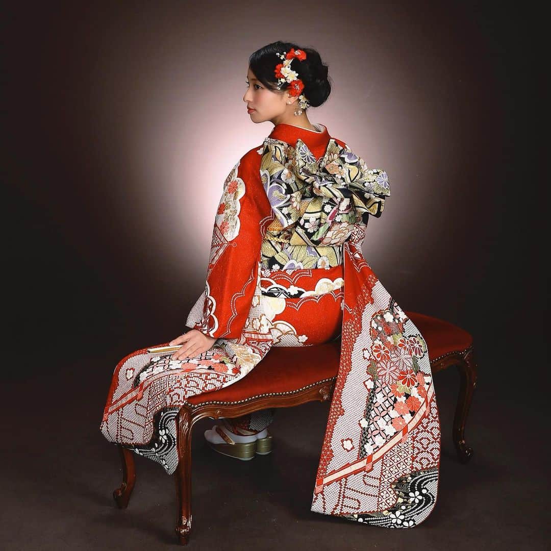 水崎綾女さんのインスタグラム写真 - (水崎綾女Instagram)「成人式というか、 お見合い写真みたい😂 一回結婚しちゃったし今年32歳だけど、また訪問着や留袖じゃなくて振袖も着たいなぁ。別にいいよね？ だめ🙅‍♀️？笑。着たい服を着たい時に着ればいいよね☺️💕 * * #成人式 #成人式前撮り #成人式後撮り #撮影 #振袖 #着物 #kimono #👘 #お着物」1月11日 20時00分 - misakiayame