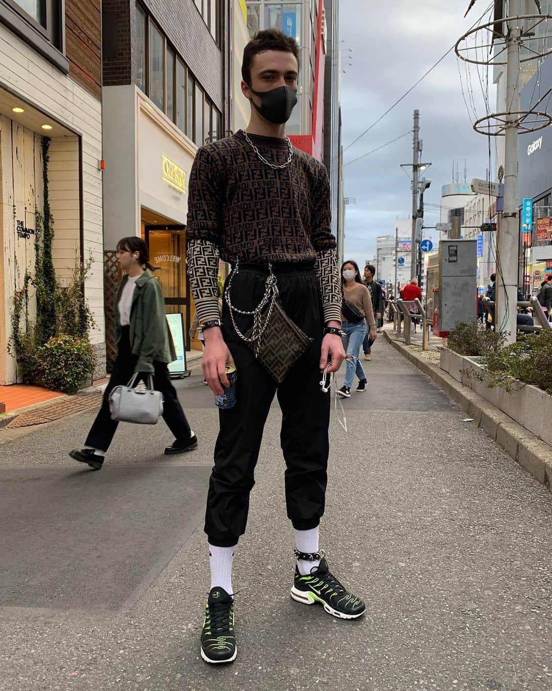 のインスタグラム：「-  03/2019﻿  @fruitsmag﻿ @aoki_street.1985﻿ ﻿ #FRUiTS_season2﻿ ﻿ #streetfashion_Harajuku_Tokyo_05/2019﻿ #streetfashion_Harajuku_Tokyo_2019﻿ #streetfashion_Harajuku_Tokyo ﻿ #streetfashion_Harajuku﻿ #streetfashion #streetstyle #Harjuku ﻿ #shoichi_aoki ﻿ ﻿ ﻿ shop﻿ ↓↓↓↓﻿ https://fruitsshop.theshop.jp/ ﻿ international shop﻿ ↓↓↓↓﻿ https://tokyofruits.com/  #street_eo #qingmuzhengyi #harajukustreetstyle #原宿街拍 #東京街拍 #东京街拍 #日本街拍 #原宿街头时尚 #东京街头时尚 #日本街头时尚 #原宿街頭時尚 #東京街頭時尚 #日本街頭時尚 #原宿潮人 #東京潮人 #东京潮人 #日本潮人」