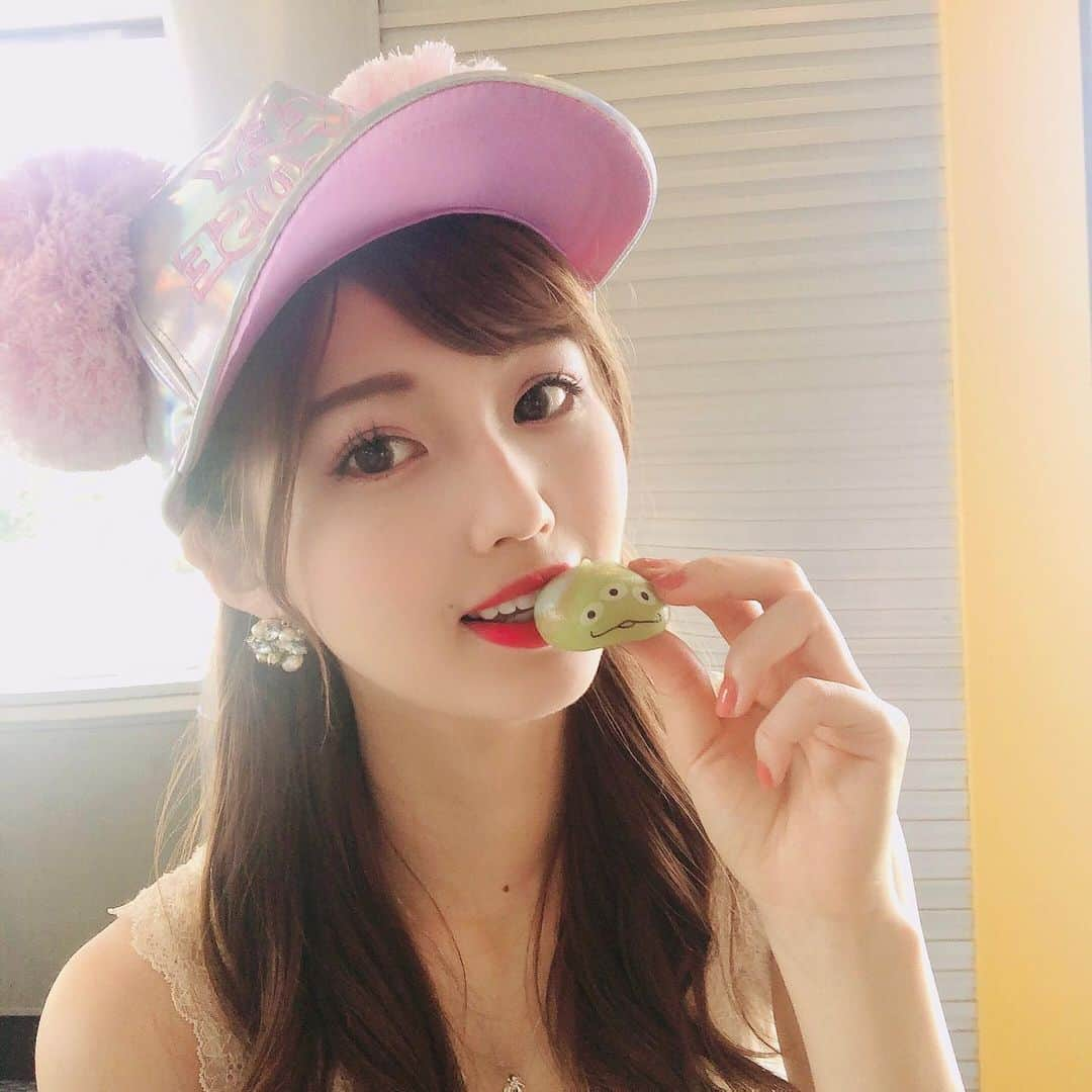 松尾友加里のインスタグラム：「❤︎Disney love...🏰 今年もディズニーに行けたら いいなぁ🥺❤️ 明日からお仕事なので頑張りましょ❤︎ 今週は楽しみにしている事が あるから頑張れる〜💕 _ _ _ _ _ _ _ _ _ _ _ @tokyodisneyresort_official   #happy #day #love #disney #お疲れ様 #夢の国へ行きたい  #ディズニーコーデ  #お洒落さんと繋がりたい  #instagood #instagram」