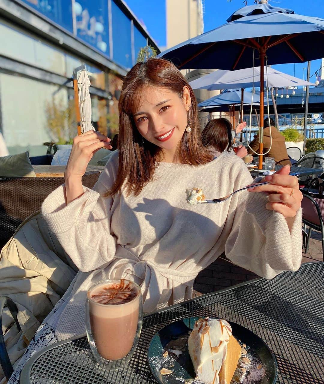 得あゆさんのインスタグラム写真 - (得あゆInstagram)「ホットココアがあれば寒さ無敵☕️ ・ ・ ・ ・ ・ ・ ・ ・ ・ ・ ・ #カフェ#カフェ巡り#ココア#ケーキ#スイーツ#おやつ#お茶#大人カジュアル#大人可愛い#ナチュラルメイク#ホワイトコーデ#スニーカー女子#ロングスカート#セットアップ#ワンピ#ワンピース#ニット#インスタ映え#カメラ女子#快晴#カフェ好きな人と繋がりたい#キャラメル#イヤリング#onepiece#setup#knit#cafe#cocoa#hotcocoa#chiffoncake」1月11日 20時11分 - tokuayu819