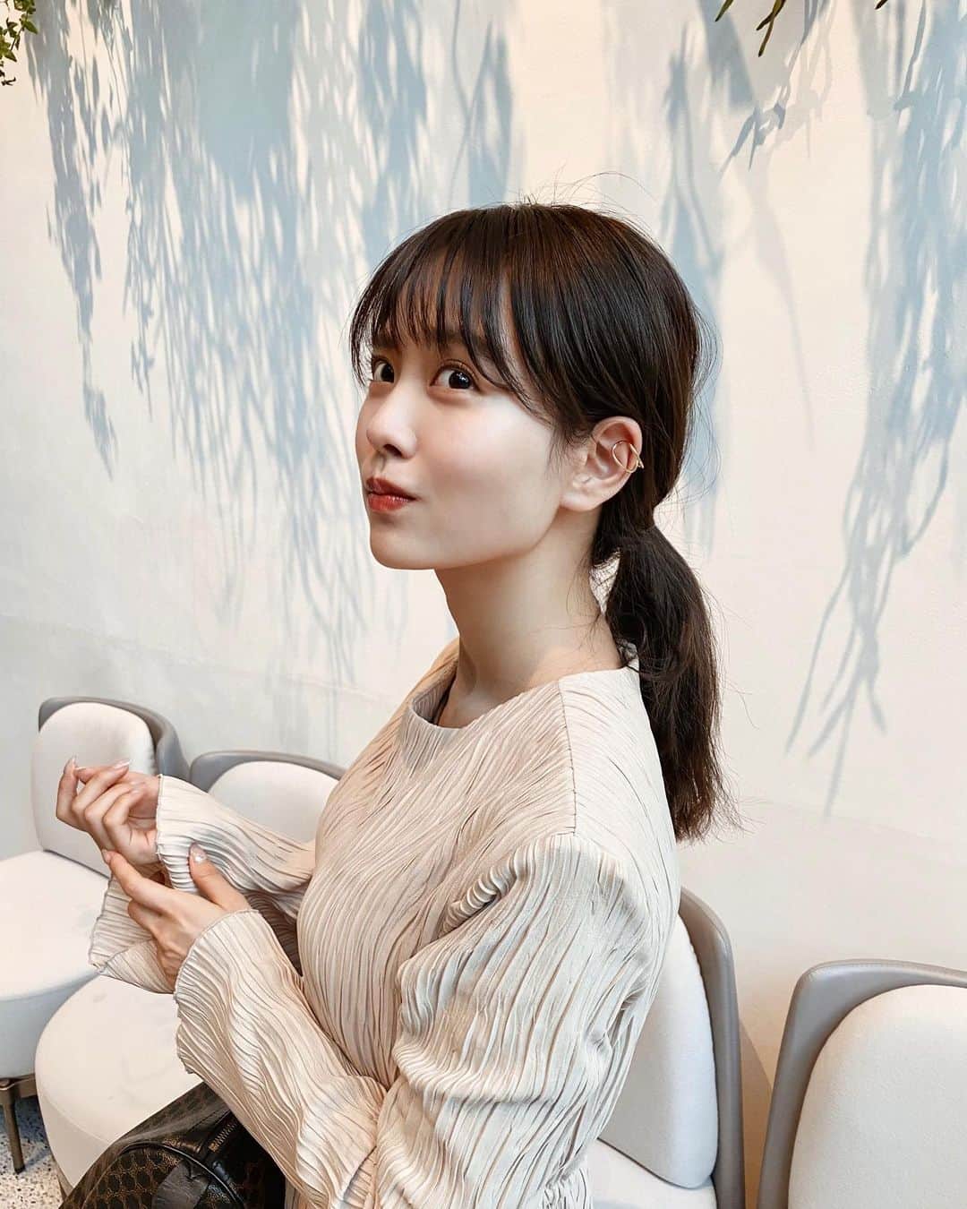 のインスタグラム：「ear cuff 🥯  リングにもイヤカフにもなる 2 way アクセサリー❤︎❤︎ 何にでも似合うんよ、、、  午前中三つ編みしとって髪チリチリなんはお見逃しを🧍🏼  琴子さんありがとうございます🥰  #earcuff #accessories #ring」