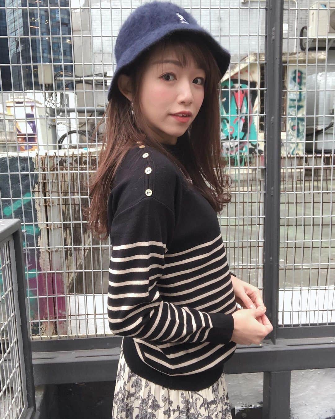 Fleur Fleurのインスタグラム：「SS21 準備全線上架🌸🙌🏻🙌🏻🙌🏻 見到啲春裝都心郁郁😋 因為顏色特別靚而且質地又好 先返呢件係間條嘅針織衫 膊頭上有金色嘅鈕！鍾意呢個精緻位❤️  全部都係現貨發售 呢兩日我哋會陸續update 見到有鍾意嘅歡迎直接選購🍎✨✨  WhatsApp查詢熱線5572 9458 銅鑼灣門市地址：銅鑼灣恩平道52號2樓A室星期六營業時間到晚上八點 星期日休息 星期一營業時間由下午1:30到晚上九點」