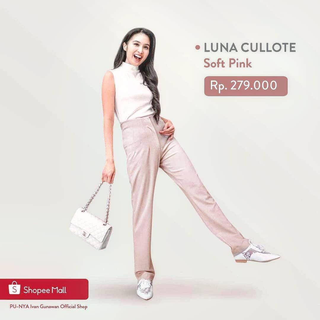 Ivan Gunawanさんのインスタグラム写真 - (Ivan GunawanInstagram)「Beautifull @sandradewi88  is wearing Basic Pants Luna Culottes Collections Which You Girls must have ! designed and made perfectly for your comfort! — PUNYA LUNA CULOTTES  WARNA : SOFT PINK , BROWN , SOFT GREY  BAHAN : STRETCH POLYESTER  DETAIL SIZE SMALL : PANJANG : 105 CM LINGKAR PINGGANG : 76 CM  DETAIL SIZE MEDIUM : PANJANG : 108 CM LINGKAR PINGGANG : 86 CM  . . How To Order : Our Shopee : Shopee Mall "PU-NYAIVANGUNAWAN Official Shop" or just simply hit us on WhatsApp : +62811-1077-776 . #Ivangunawan #punyaivangunawan  #kamuudapunya  #kamuharuspunya」1月11日 20時08分 - ivan_gunawan