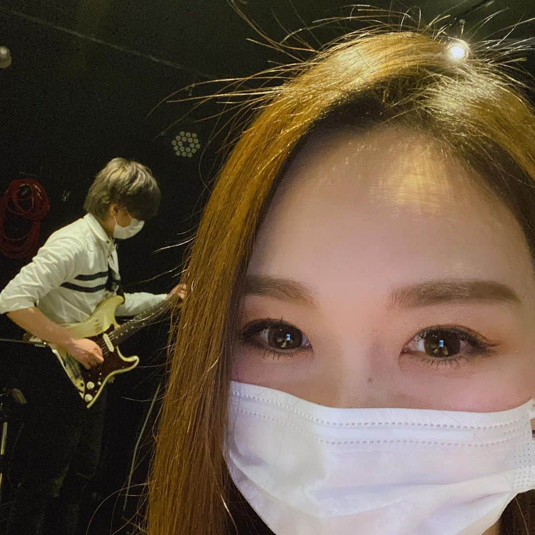 愛内里菜さんのインスタグラム写真 - (愛内里菜Instagram)「リハーサル　なうー🎸﻿ ﻿ 22時から23時まで﻿ YouTubeライブ配信するよー‼️﻿ ﻿ YouTubeでの初めての﻿ バンド全員での生ライブ✨✨﻿ ﻿ みんなぜひぜひ見てね‼️‼️﻿ ﻿ ライブはYouTubeチャンネルに﻿ 残す予定でいます😌﻿ ﻿ ✨愛内里菜改めRオフィシャルチャンネル✨﻿ 登録お願いします😊‼️‼️﻿ ﻿ ﻿ Twitter﻿ @RRikakakiuchi﻿ ﻿ R 1stアルバム「Ring」﻿ 各配信サイトでリリース！﻿ R/垣内りかオフィシャルHPより﻿ WEBショップでも発売中！﻿ ﻿ ﻿ ﻿ 😆YouTubeチャンネル登録よろしくね😆﻿ 愛内里菜改め「R〜アール」オフィシャルチャンネル﻿ 「歌ってみた」﻿ ﻿ 😆TikTokもフォローよろしくね😆﻿ R_愛内里菜﻿ https://www.tiktok.com/@r_aiuchirina_official﻿  ﻿ ﻿ ﻿ #ビゴライブ　#生配信﻿ #愛内里菜 改め#R として #歌手 再始動﻿ #垣内りか #垣内倶楽部 #バンド #バンド名 ﻿ #ライブハウス #ライブ #一体化 #絆 #盛り上がりたい #会いたい﻿ #感謝 #リスタート #アニバーサリー#20周年﻿ #YouTube﻿ #ユーチューバー#TikTok﻿」1月11日 20時08分 - rina_aiuchi