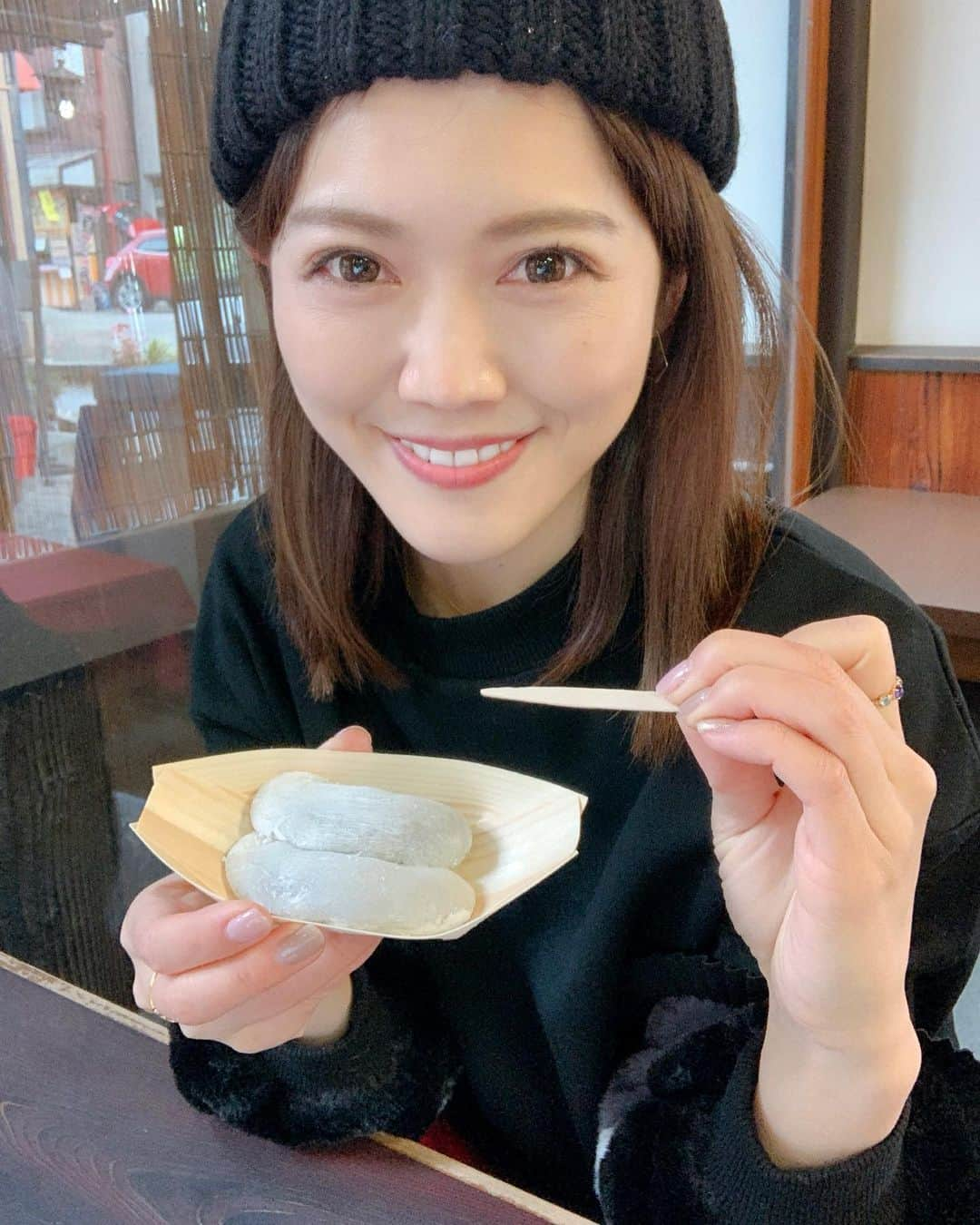 上坂由莉さんのインスタグラム写真 - (上坂由莉Instagram)「﻿ こないだ岩清水八幡宮へ行った帰りに寄った﻿ お店で食べた走井餅が凄く美味しかった❤️﻿ ﻿ ﻿ ふわふわ柔らかいお餅に﻿ なめらかなこし餡でペロッと食べてしまった😋﻿ この日は雪降ってたくらい寒かったから﻿ 温かいほうじ茶お供にほっこりしました☃﻿ ﻿ ﻿ #走井餅 #岩清水八幡宮 #八幡市 #京都 #お正月 #初詣」1月11日 20時09分 - yuri_yoga.727