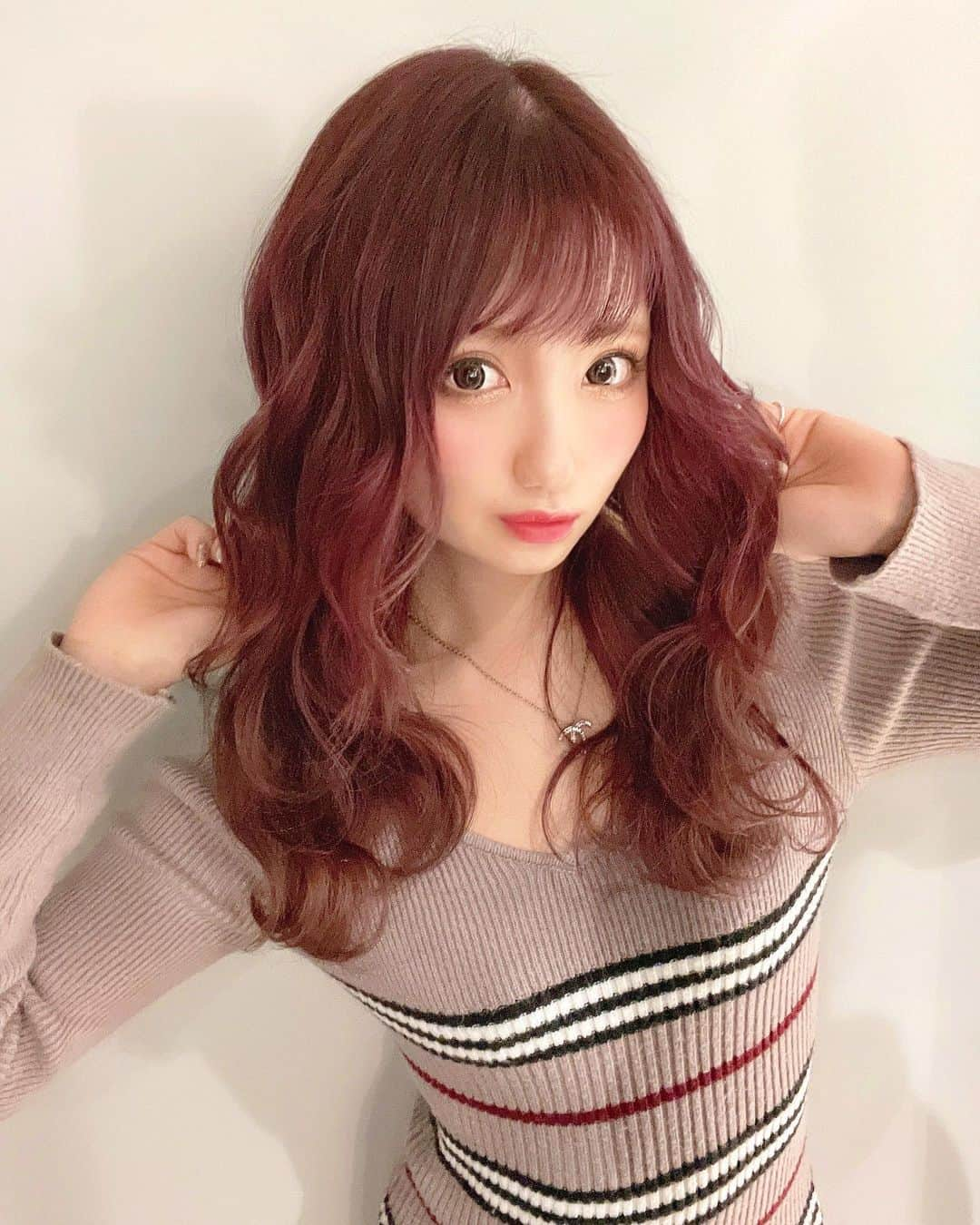 まゆぴちゅーさんのインスタグラム写真 - (まゆぴちゅーInstagram)「𝙿𝚒𝚗𝚔 𝙷𝚊𝚒𝚛~~~ｯｯ💗⭐️‼︎‼︎ * * 2021年カラー始め🎍は、 @sky_resort__official の、 @revo0126 くんに\( ˆoˆ )/🌈🌺！！ * かわいい『ラズベリーピンク』カラーに してもらいましたん( ⸝⸝⸝⁼̴́◡︎⁼̴̀⸝⸝⸝)♡♡♡！ * 1、2枚目がちょっと暗いとこで撮ったんだけど、 (ちょっと画質荒くなってしまった😭) 昼間に光入ってる室内で撮ると 3枚目みたいにちょー綺麗な色になる🙈🍑 * カラー剤塗ってる時はすごい色すぎてどんな感じに なるか想像つかんかったけど🙊（笑）！ いろんな色混ぜてくれて超綺麗なカラーに✨ * * 🌼＼レボくんから素敵なクーポンが🍾／🌼 * 『まゆぴちゅーのInstagramを見た！』 で、新規の方は、エクステと 水素トリートメント以外30%OFF‼️‼️ * になるって🥺🌈！！お得すぎる！！！ * レボくんのインスタ➡️ @revo0126  からDMして予約して適応みたいです🙆‍♀️✨ * レボくん面白くて、終始私ずっと笑ってて（笑） 楽しいしいろんなモデルさんとかもやってて 才能最高👼だからぜひ行ってみてねん💋！ * * * #skyresort #渋谷 #渋谷美容院 #渋谷美容室  #ピンクヘアー #ピンクカラー #ラズベリーピンク  #カシスピンク #大人カラー #pinkhair  #ギャル #シースルーバング #シースルー前髪  #タイトワンピース #ニットワンピ #冬コーデ #ビジョビ #ヘアカラー #巻き髪ロング」1月11日 20時10分 - mayu_03pichu