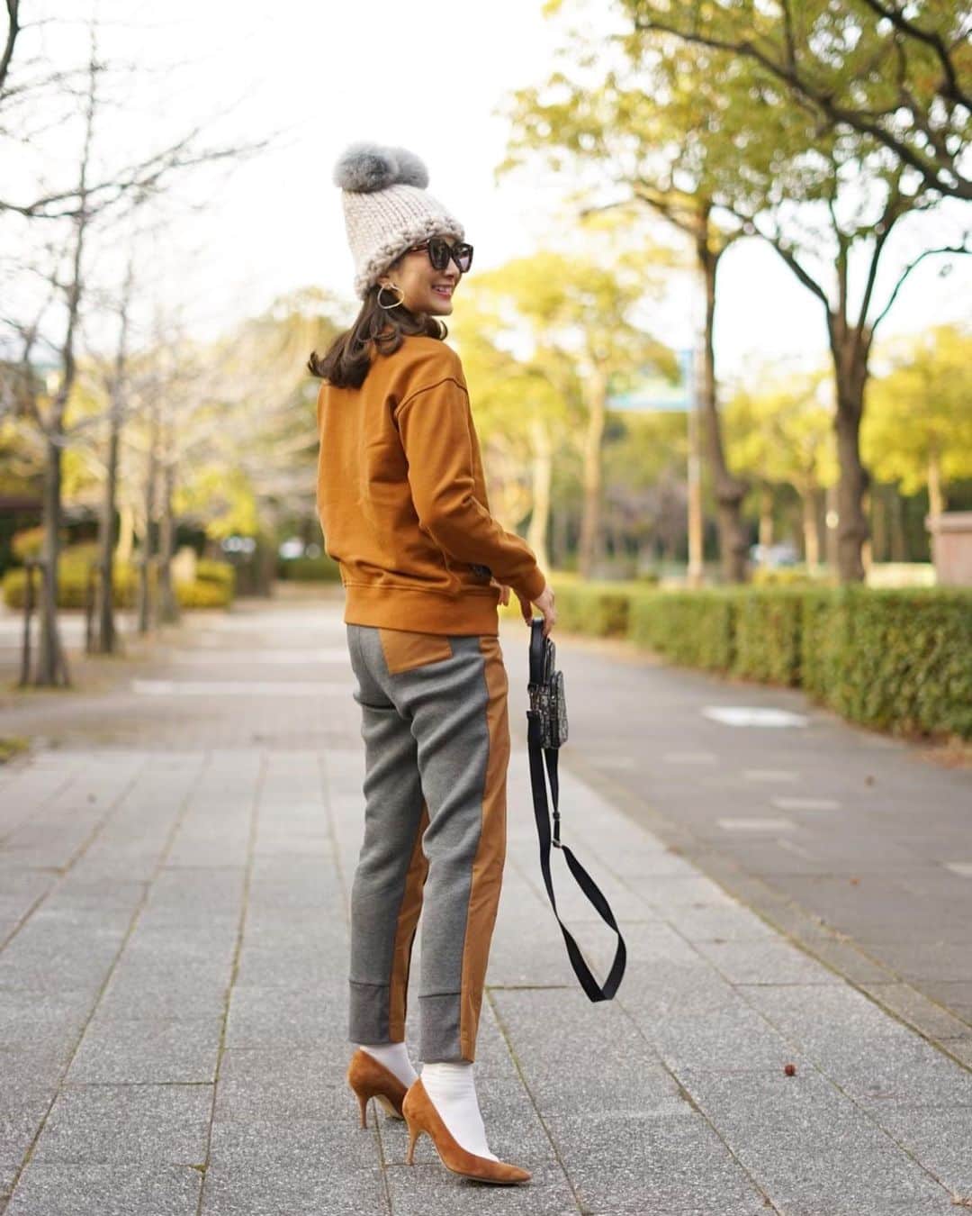 Mai Wakimizuのインスタグラム：「今年1発目の新作coordinate♡ツイードポケットをランダムにあしらったプルオーバー。ショートパンツと合わせても着やすいように、お尻が隠れるシルエット。ツイード生地にも拘り、インポートのような沢山のカラーがmixされた少しラメ感のあるものを。 そして！とってもとってもお勧めのパンツがやっと完成！前後異なる生地を使い、この1本でガラッと雰囲気が変わるように♡前から見るときちんと感、でも後ろはボンディングでカジュアルに。スニーカーでもバッチリなまさにlinkableらしさ満開で凄く好き＼(^o^)／王道black×blackもあります！シルエットも履き心地も文句なし、イージーパンツに次いでスタメンパンツになりそうです♡ #wakkinstyle#ootd#coordinate#ママコーデ tops＆pants:#linkable @linkable_official(今週14日発売予定) bag:#dior shoes:#manoloblahnik  sunglasses:#zara cap:#modiste」