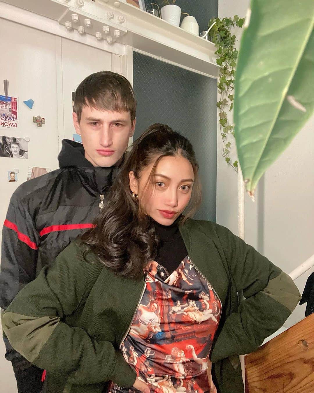 安部ニコルのインスタグラム：「後ろの人、真顔かもしれない...」