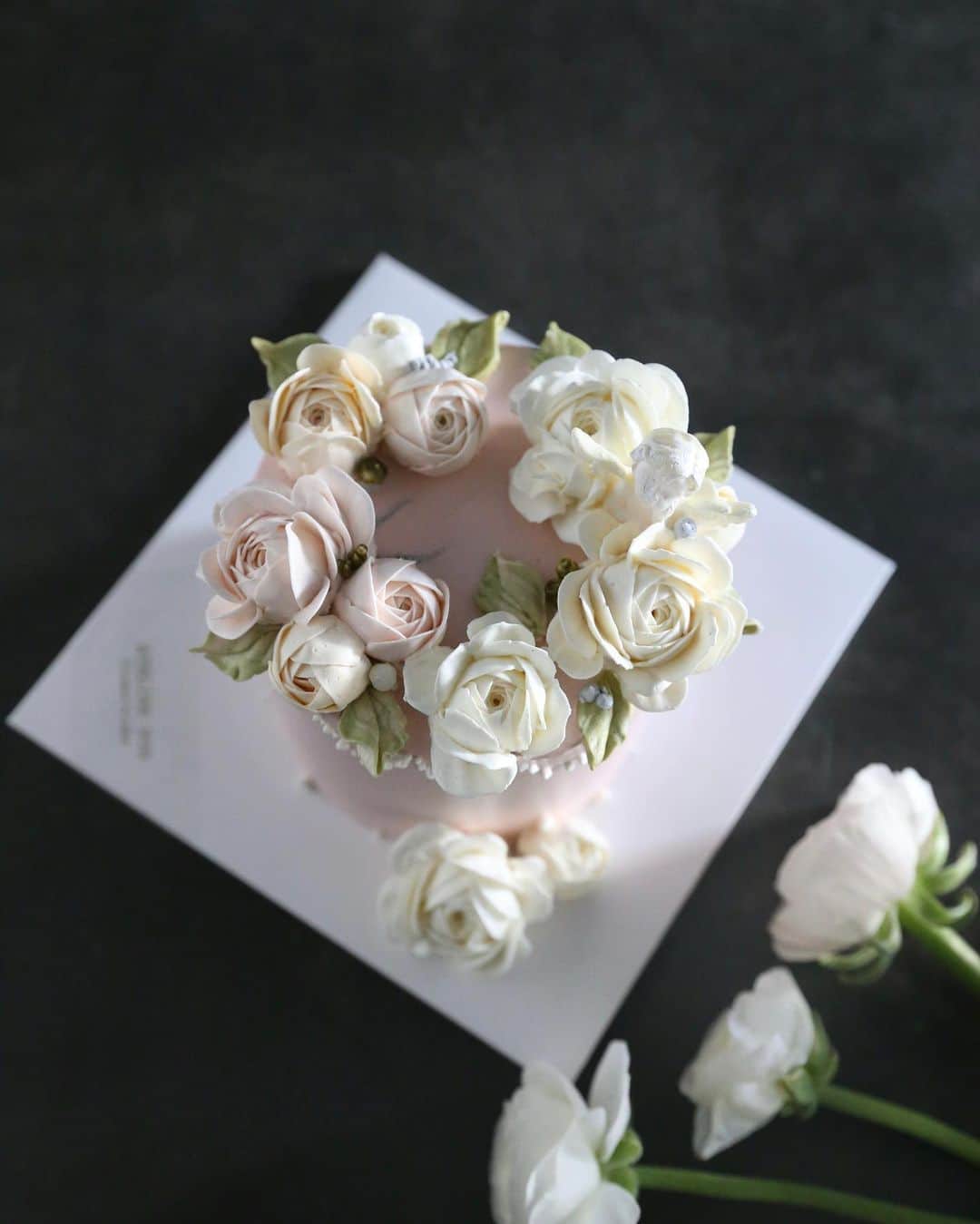 청담 수케이크 (atelier soo)さんのインスタグラム写真 - (청담 수케이크 (atelier soo)Instagram)「ㅡ 뭉클한후기는나의현재를꽉채워주고잡아주고안아주기도한다. 수업후늘밤작업이었던케이크들 ㅡ #flower #cake #flowercake #partycake #birthday #bouquet #buttercream #baking #wilton #weddingcake ㅡ www.soocake.com vkscl_energy@naver.com」1月11日 20時20分 - soocake_ully