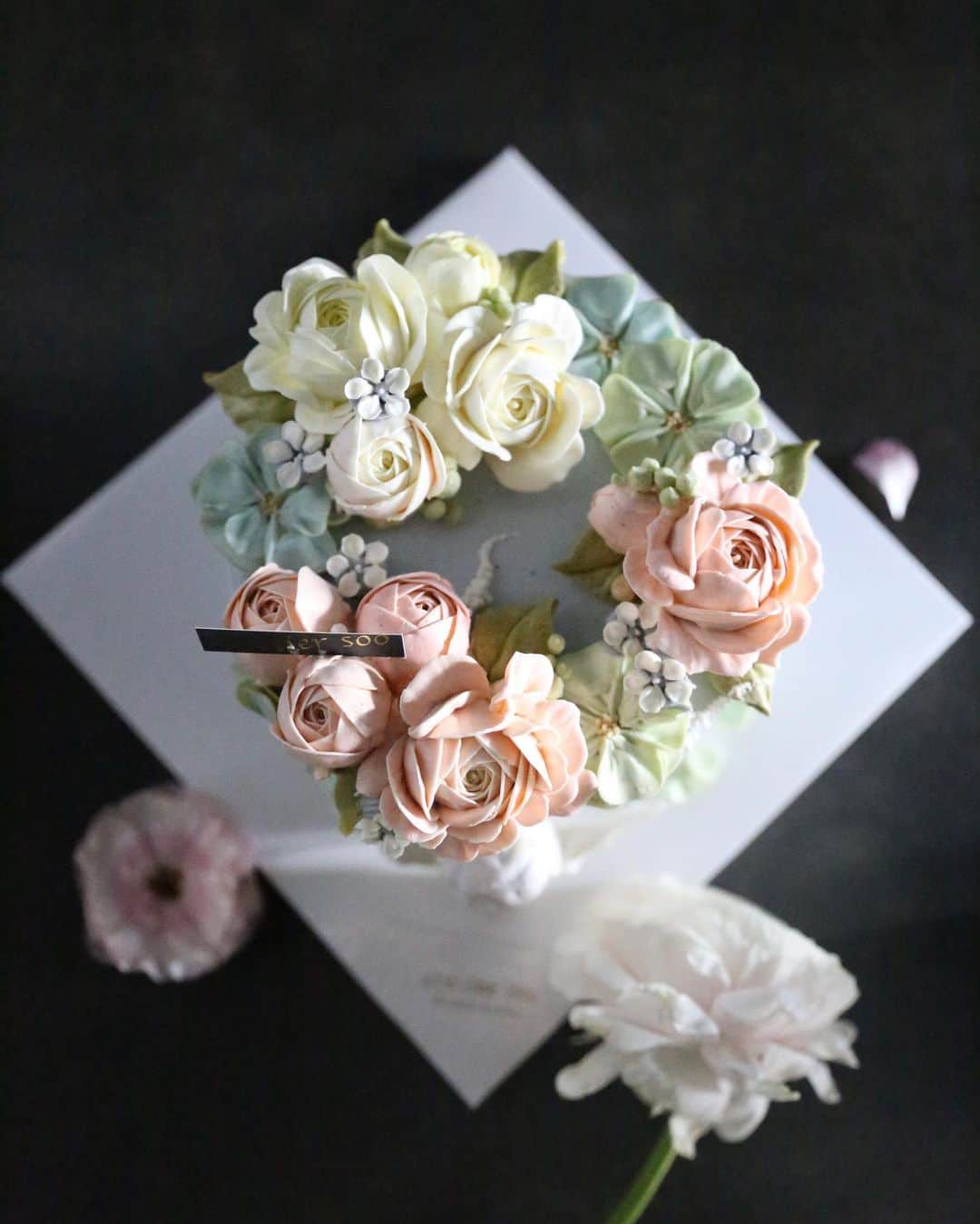 청담 수케이크 (atelier soo)さんのインスタグラム写真 - (청담 수케이크 (atelier soo)Instagram)「ㅡ 뭉클한후기는나의현재를꽉채워주고잡아주고안아주기도한다. 수업후늘밤작업이었던케이크들 ㅡ #flower #cake #flowercake #partycake #birthday #bouquet #buttercream #baking #wilton #weddingcake ㅡ www.soocake.com vkscl_energy@naver.com」1月11日 20時20分 - soocake_ully