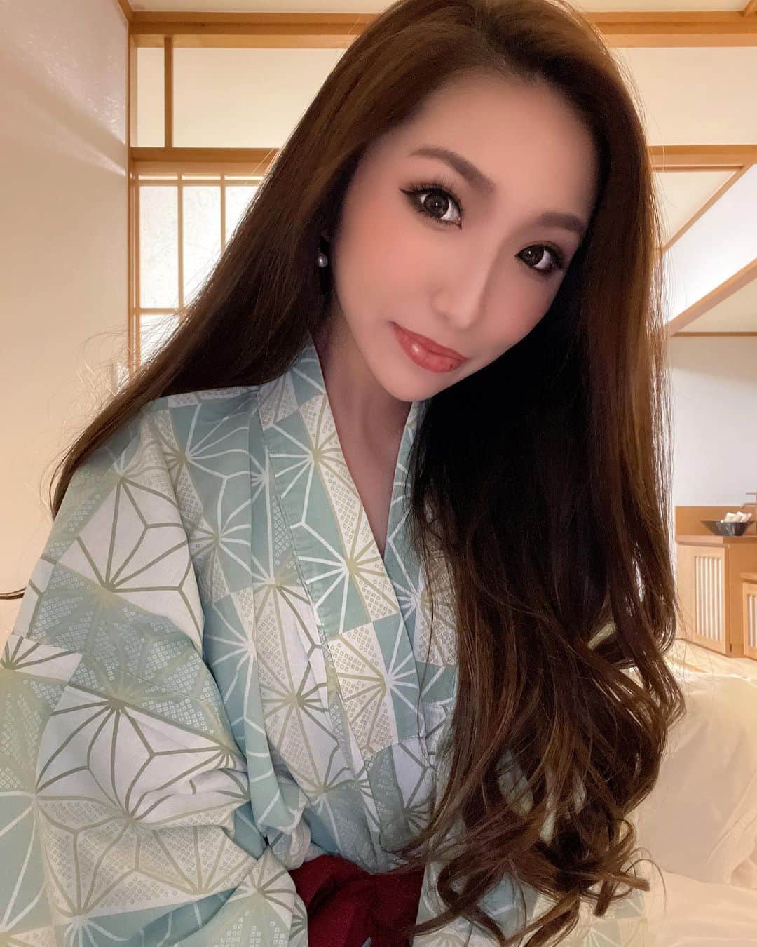 AMIさんのインスタグラム写真 - (AMIInstagram)「▽ . . . 和歌山旅行最高でした。が🙌🏼 台風か！！思うくらい寒かった😖 . . . 温泉投稿いたします〜💚💗 . . . . . . . . . . . #ootd #fashion #code #ladiescode  #instafashion #instagood #instalike  #followforfollowback  #likeforlikes #like4likes #followｍe  #ビジョビ #セクシーショット #浴衣女子  #ファッション #レディースファッション  #和歌山旅行 #和歌山  #コーデ #韓国ファッション #海外ファッション #お洒落さんと繋がりたい #写真好きな人と繋がりたい #温泉女子 #ロングヘア #ビジョビbtc #浴衣 #温泉」1月11日 20時14分 - _a.mi.m_