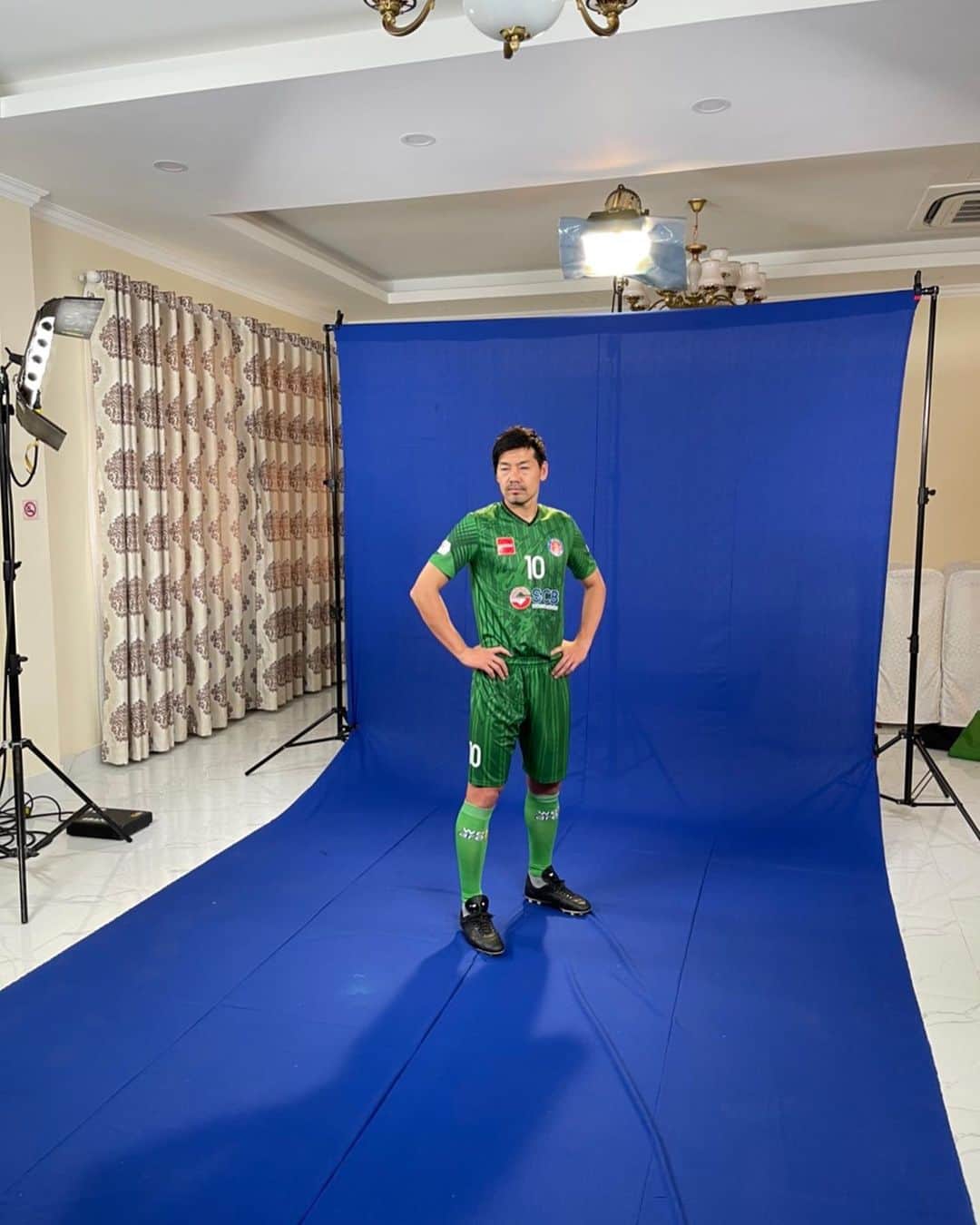松井大輔のインスタグラム：「新しいユニホーム。 緑なのピンクなの紫なの？どれが本当なの〜  #hochiminhcity  #daisukematsui  #saigonfc #saigon #style  #soccer #soccerjunky  #ホーチミン  #vietnam  #撮影 #enjoyfootball #enjoy」