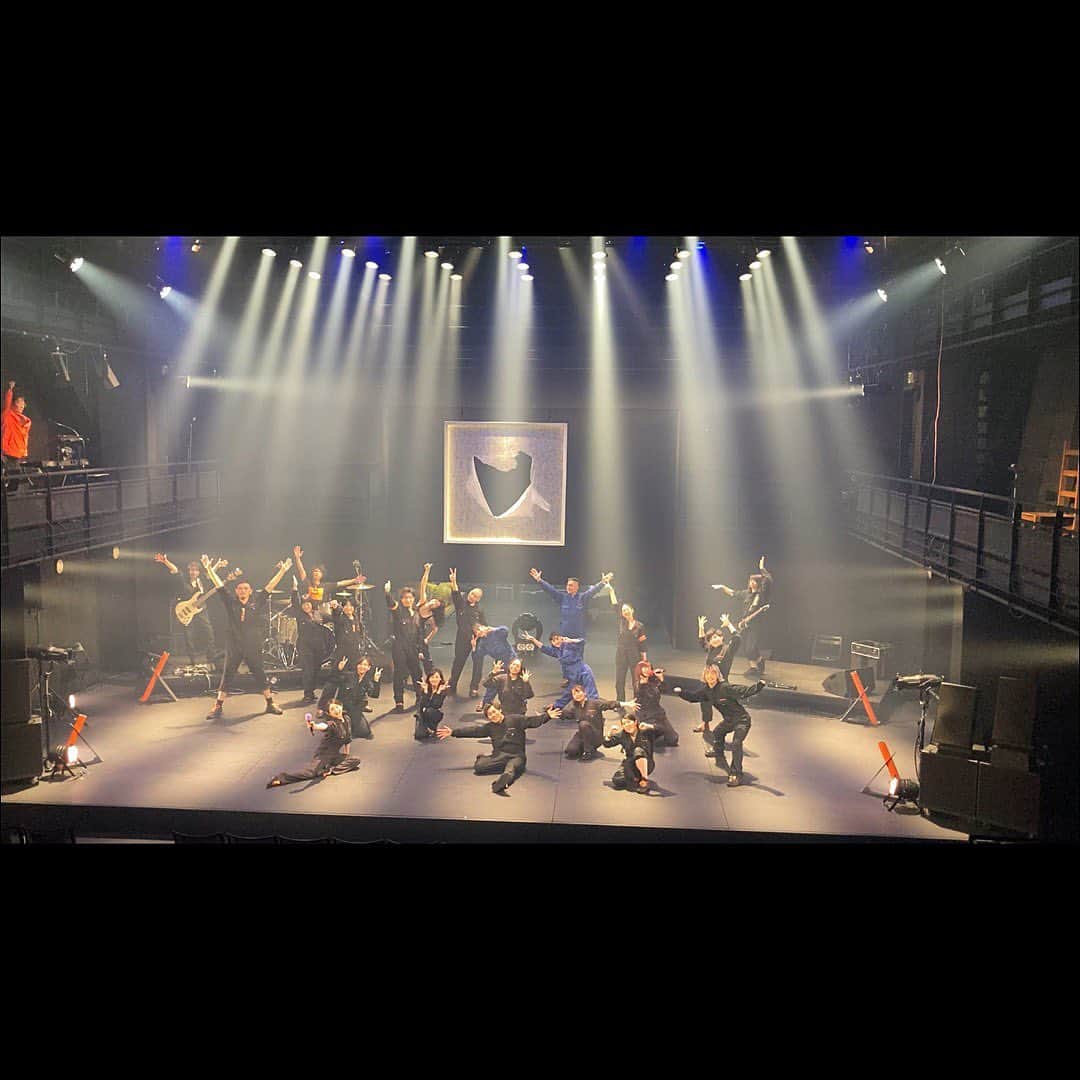 ＹＡＥ【MIO・YAE】のインスタグラム：「無事、全公演終了しました！！ この状況下で、誰一人欠けることなくできたこと、感謝致します。ご来場誠にありがとうございました。  この世界は君が主役の劇場で そのドラマは君が主役の物語。 さぁ、開演です✈️ #舞台#吉祥寺シアター#ライパス」