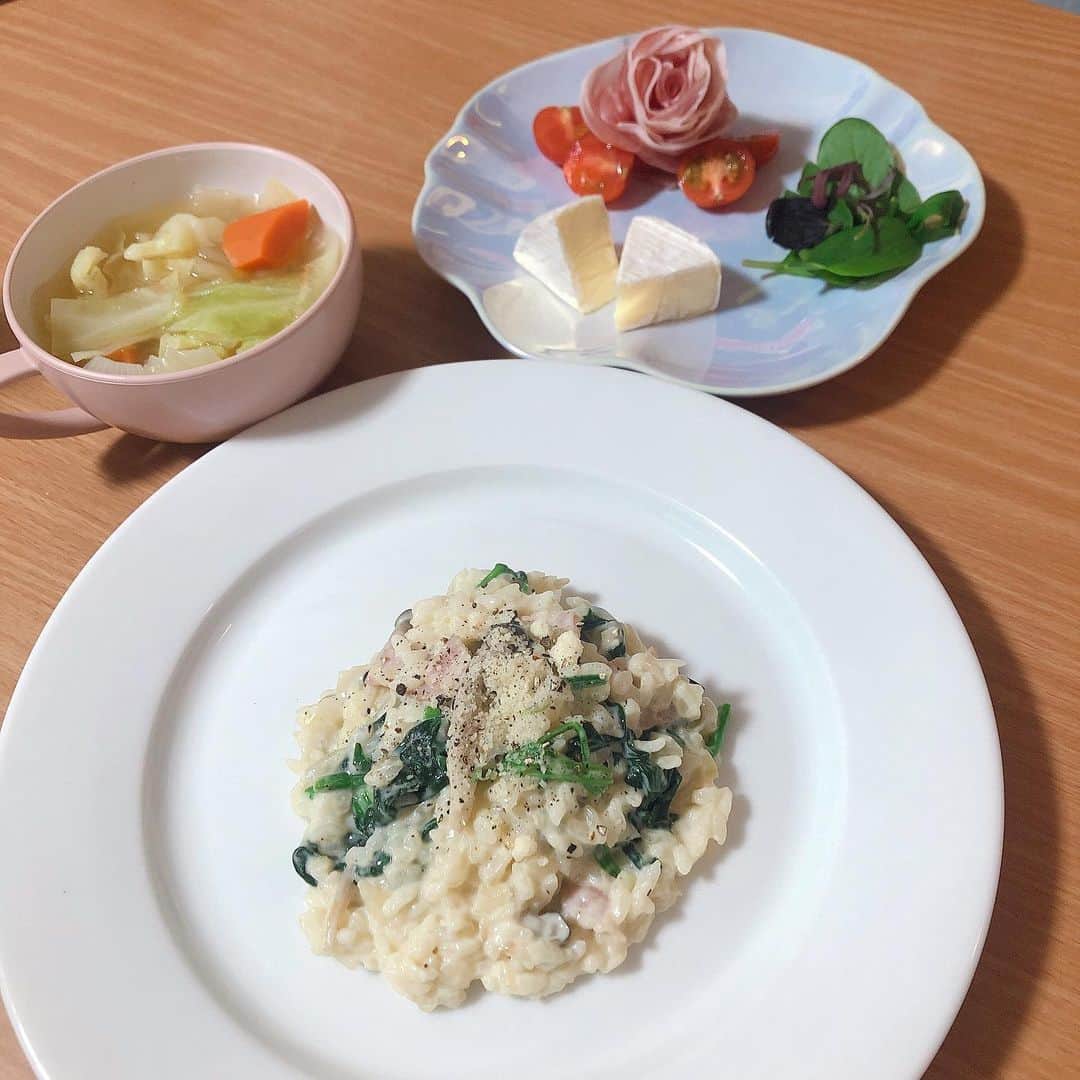 太田理恵のインスタグラム：「パスタがないことに気付いたので急遽リゾットにしました」