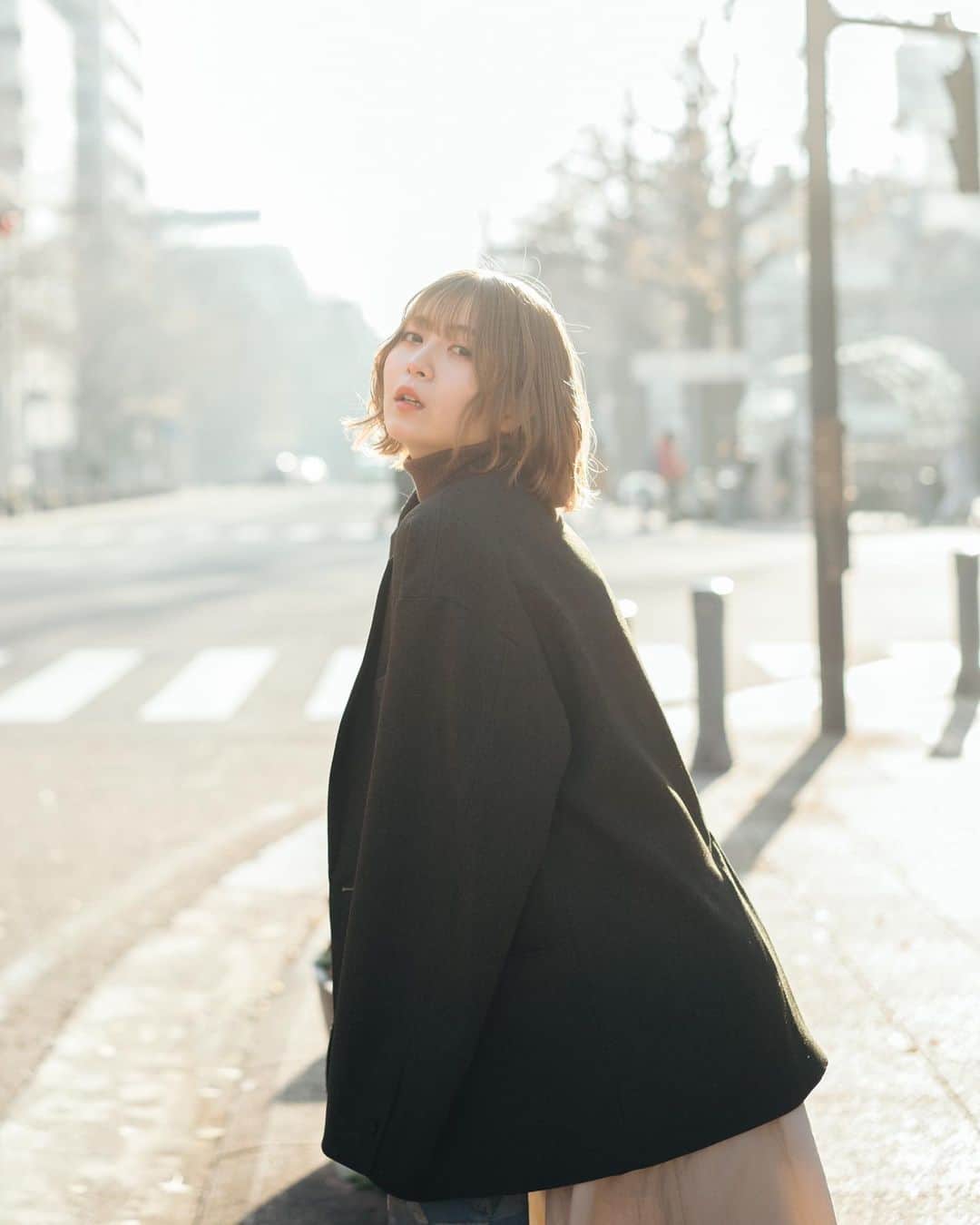 のインスタグラム：「とある日の散歩🕯 ・ ・ ・ つめたい空気とやさしい日差しが心地よかったりした日🐈 ・  #ポートレート #ポートレートモデル #ポートレート撮影 #ポートレートしま専科 #被写体 #被写体モデル #被写体女子 #撮影モデル #写真撮影 #撮影依頼募集中 #撮影依頼受付中 #ポトレ撮影  #ショートカット #サロン撮影 #サロモ  #オトナ女子 #大人ファッション #プチプラコーデ #プチプラファッション #大人コーデ #ブリーチカラー #ミルクティーベージュ #모델 #좋아요테러 #팔로미 #데일리룩 #전신샷 #japanesemodel #japanesegirl #japangirl」