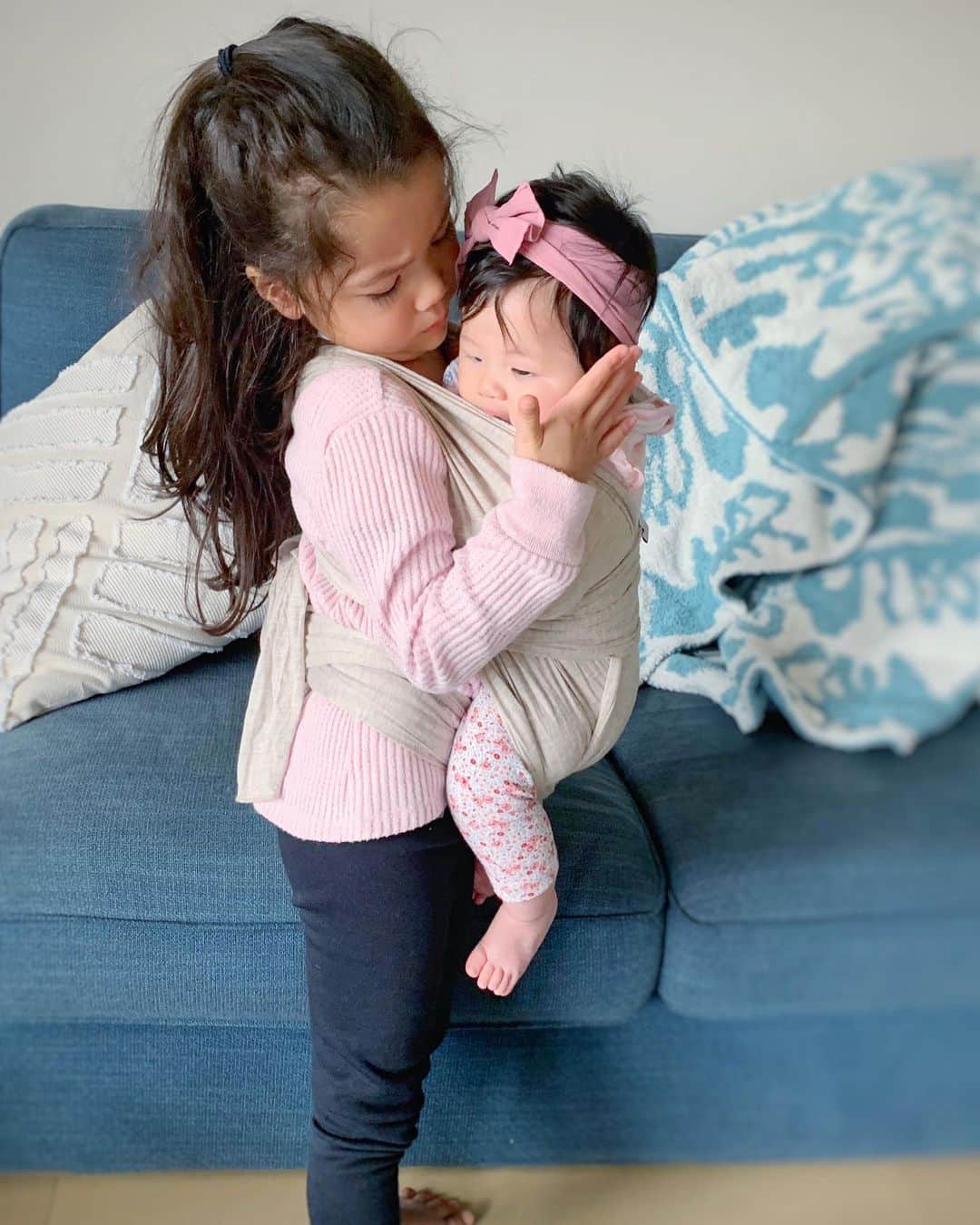 エリナ シルカのインスタグラム：「Sister love 💕  ラップでさっちゃんも安全に抱っこできて、2人共うれしそう☺️  * * * * #wearyourbaby #babywearing #sollybaby #babywrap #抱っこ紐 #ベビーラップ #スリング #姉妹ママ #4歳女の子 #生後3ヶ月 #女の子ベビー」