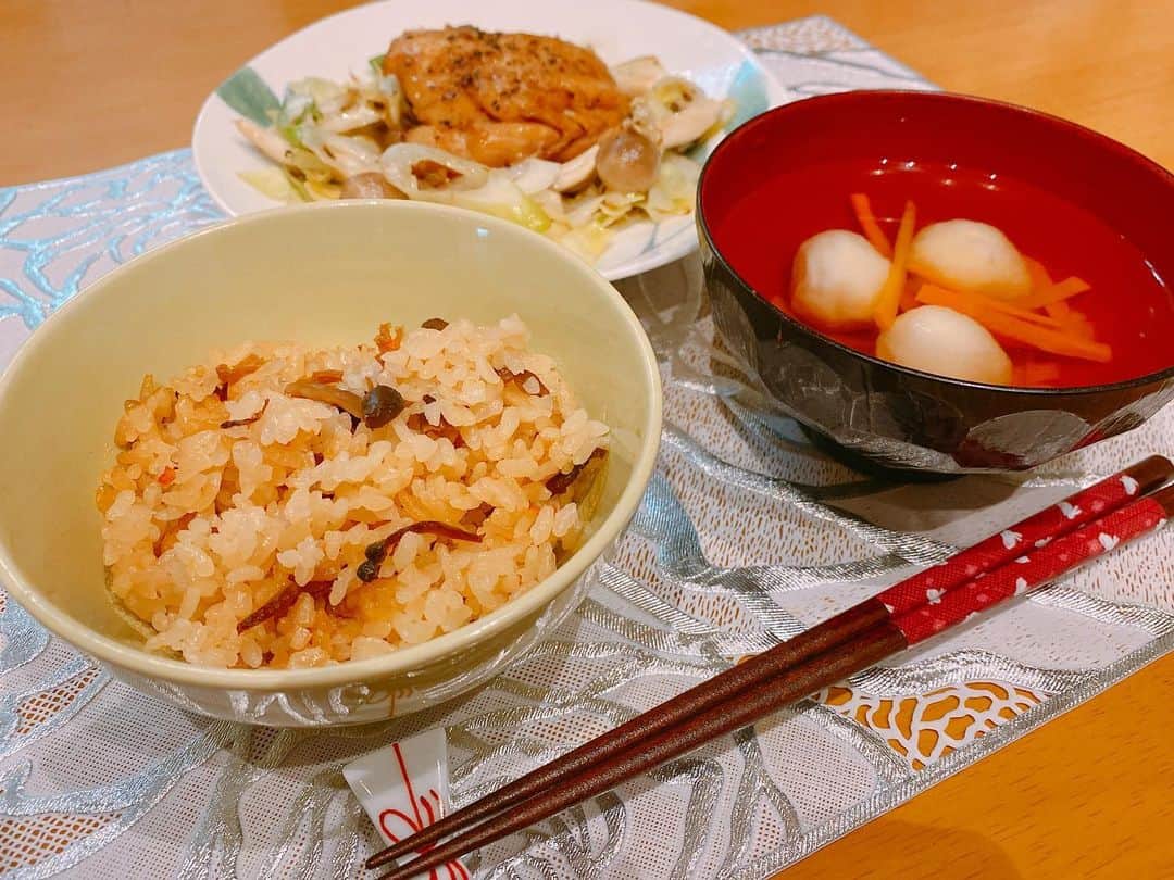 井上英里香のインスタグラム：「🍀👩🏻‍🍳🍽 ❁炊き込みご飯 ❁めばるのバター照り焼き ❁すまし汁 ❁トマたま炒め ❁豚肉の炒め物 ❁野菜しゃぶしゃぶetc…🐖🥕 * * #えりか亭 #料理 #おうちごはん #cooking #cookingram #foodstagram #japanesefood #和食 #豊かな食卓 #丁寧な暮らし #料理好きな人と繋がりたい #🌸」
