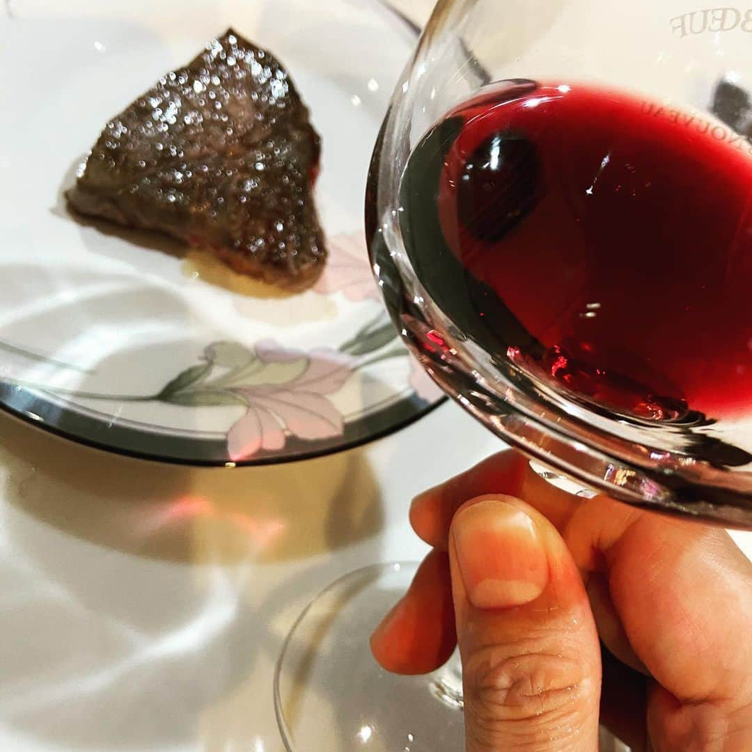 本城聡章のインスタグラム：「🥩＆🍷…近頃よくやる組み合わせ😋  #韓ドラマでよく見るのさ w」