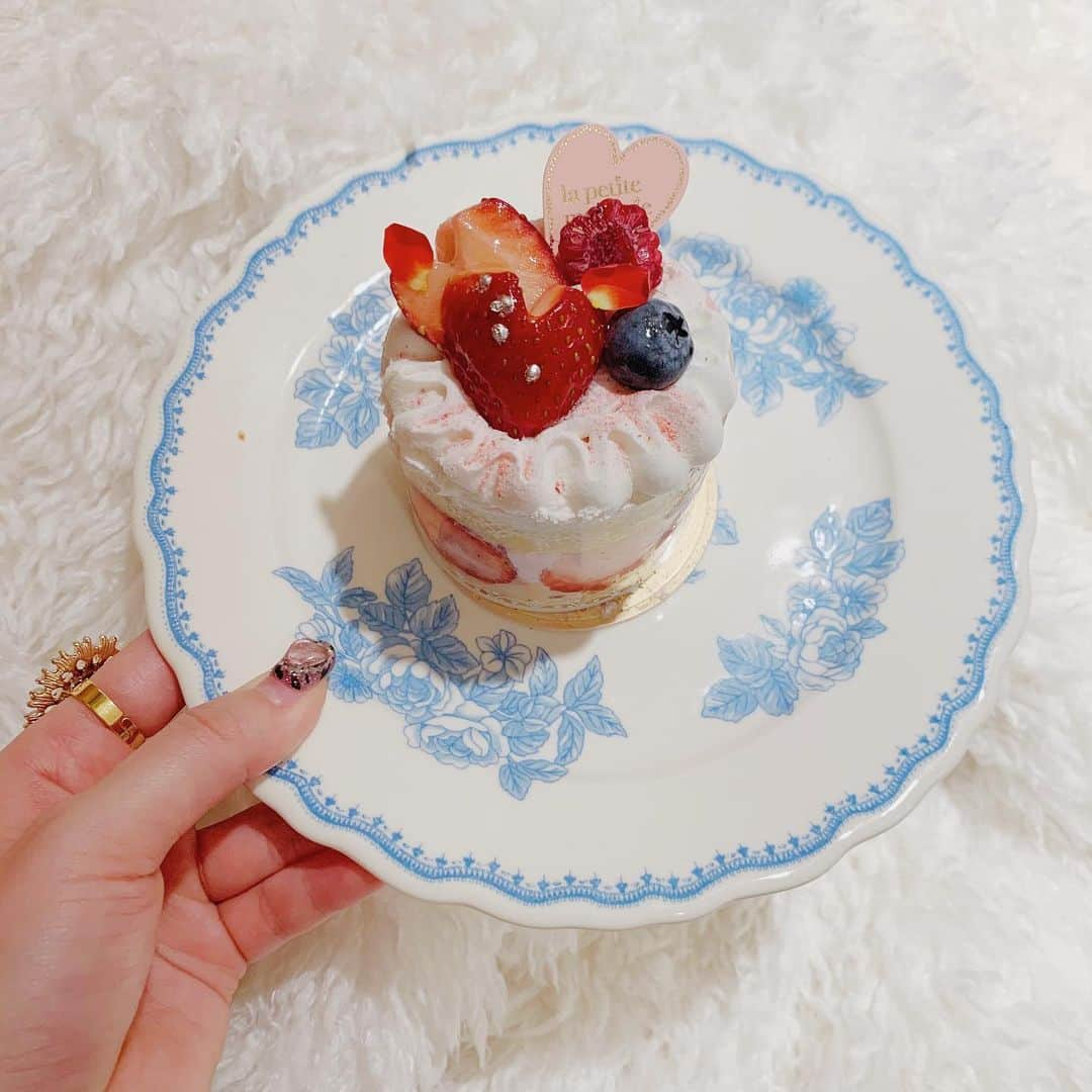 平野友里（ゆり丸）さんのインスタグラム写真 - (平野友里（ゆり丸）Instagram)「🍓  ケーキはショートケーキがすき❤︎  ・ ・ ・ ・  #ルミネエスト新宿 #新宿カフェ  #カフェスタグラム #カフェ巡り #カフェ部 #インスタ映え #ケーキ  #ショートケーキ #女子力向上委員会  #ゆり丸 #ゆり丸カフェ巡り」1月11日 20時24分 - yurimaruchan___