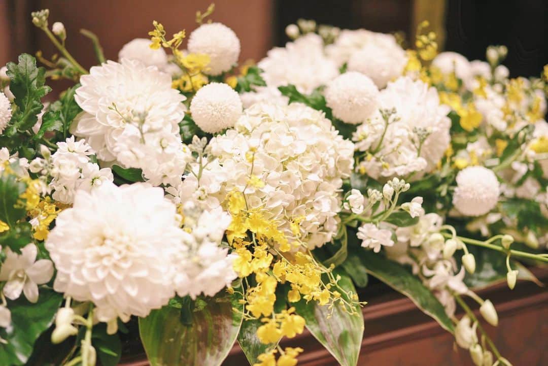 KOTOWA鎌倉 鶴ヶ岡会館のインスタグラム：「メインテーブル装花  会場を彩る装花のコーディネート  和モダンな組み合わせが大人気です」