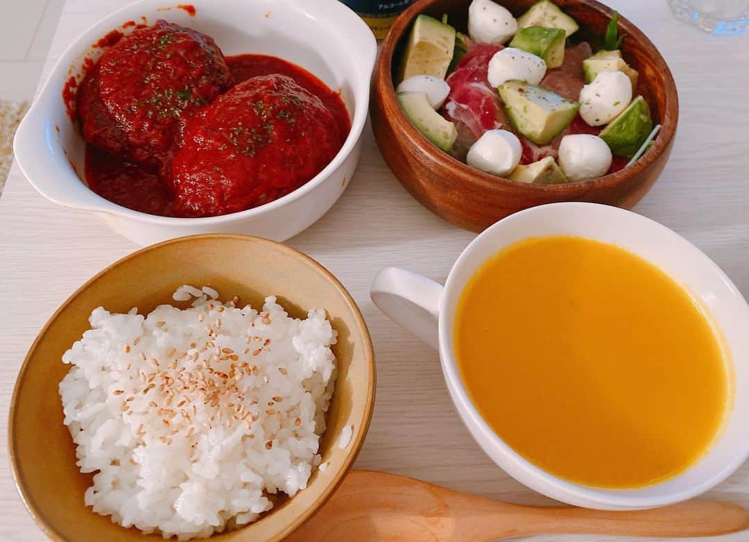 望月りさのインスタグラム：「今日の晩御飯👩🏻‍🍳 *トマト煮込みハンバーグ *かぼちゃのポタージュ *生ハムとアボカドのモッツァレラサラダ #くっきんぐらむ」