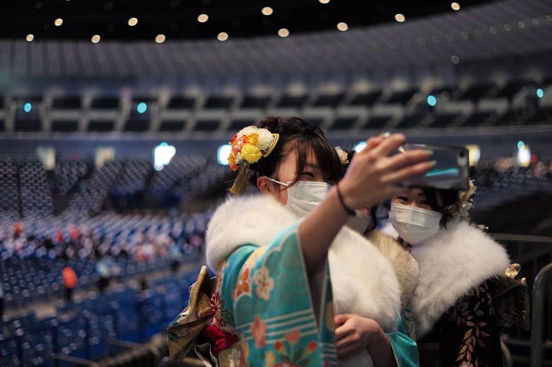 The Japan Timesさんのインスタグラム写真 - (The Japan TimesInstagram)「Across Japan, 1.24 million young people entered legal adulthood Monday in an annual rite of passage for 20-year-olds that — were it not for the novel coronavirus pandemic — would have been celebrated to the fullest.  While many coming-of-age ceremonies were cancelled or moved online, thousands gathered in Yokohama on the day to celebrate the once-in-a-lifetime occasion. Owing to restrictions on large events, the ceremony was held at two venues and divided into eight staggered ceremonies, four at each location.  Following one of the coming-of-age ceremonies, some new adults indulged in their new legal right to drink alcohol and boisterous merrymaking required a bit of police intervention. (📸: Ryusei Takahashi @ryuseitakahashi217 and Tomohiro Osaki)  #成人 #成人の日 #成人式 #comingofage #comingofageday #comingofageceremony #20歳 #20yearsold #yohohama #横浜」1月11日 20時27分 - thejapantimes