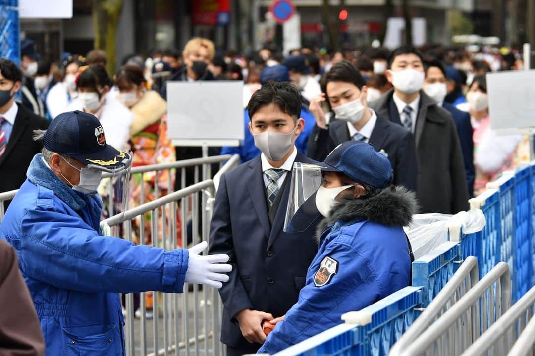 The Japan Timesさんのインスタグラム写真 - (The Japan TimesInstagram)「Across Japan, 1.24 million young people entered legal adulthood Monday in an annual rite of passage for 20-year-olds that — were it not for the novel coronavirus pandemic — would have been celebrated to the fullest.  While many coming-of-age ceremonies were cancelled or moved online, thousands gathered in Yokohama on the day to celebrate the once-in-a-lifetime occasion. Owing to restrictions on large events, the ceremony was held at two venues and divided into eight staggered ceremonies, four at each location.  Following one of the coming-of-age ceremonies, some new adults indulged in their new legal right to drink alcohol and boisterous merrymaking required a bit of police intervention. (📸: Ryusei Takahashi @ryuseitakahashi217 and Tomohiro Osaki)  #成人 #成人の日 #成人式 #comingofage #comingofageday #comingofageceremony #20歳 #20yearsold #yohohama #横浜」1月11日 20時27分 - thejapantimes