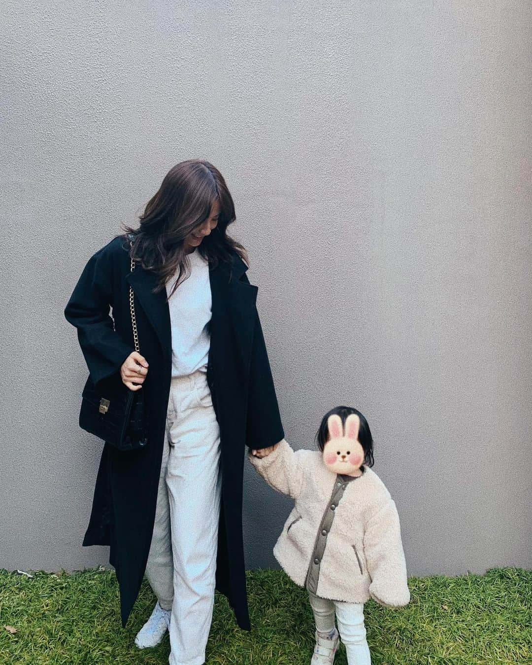 小屋春菜のインスタグラム：「子育て中のみなさん、お子さんの習い事は何に通っていますか❓　我が家は　お習字、ピアノ、水泳、バレエ🩰　… と習わせたい物が渋滞しております。　今すぐとかいっきに通うという事はないけど、最終的には好きな物をとことん突き詰めて欲しいなあ🤗　お習字、ピアノ、水泳は学校に通うようになってもやっててよかったって思える物だなぁと思いまして📝　バレエは私が習わせたいだけなんですけど🥰 みなさんは習わせてよかった！又は、自分これ習って良かった！と思った習い事などありますか？🏆 #名古屋　#女の子ママ　#習い事　#マタニティ　#マタニティコーデ」